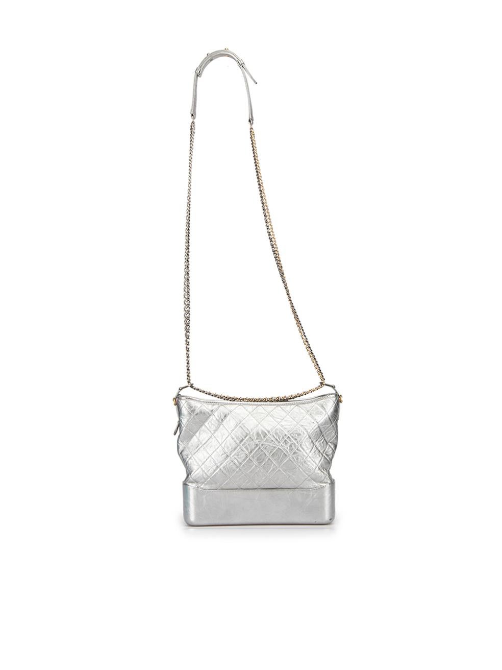 Chanel Gabrielle Hobo-Tasche aus silbernem Leder im Zustand „Gut“ im Angebot in London, GB