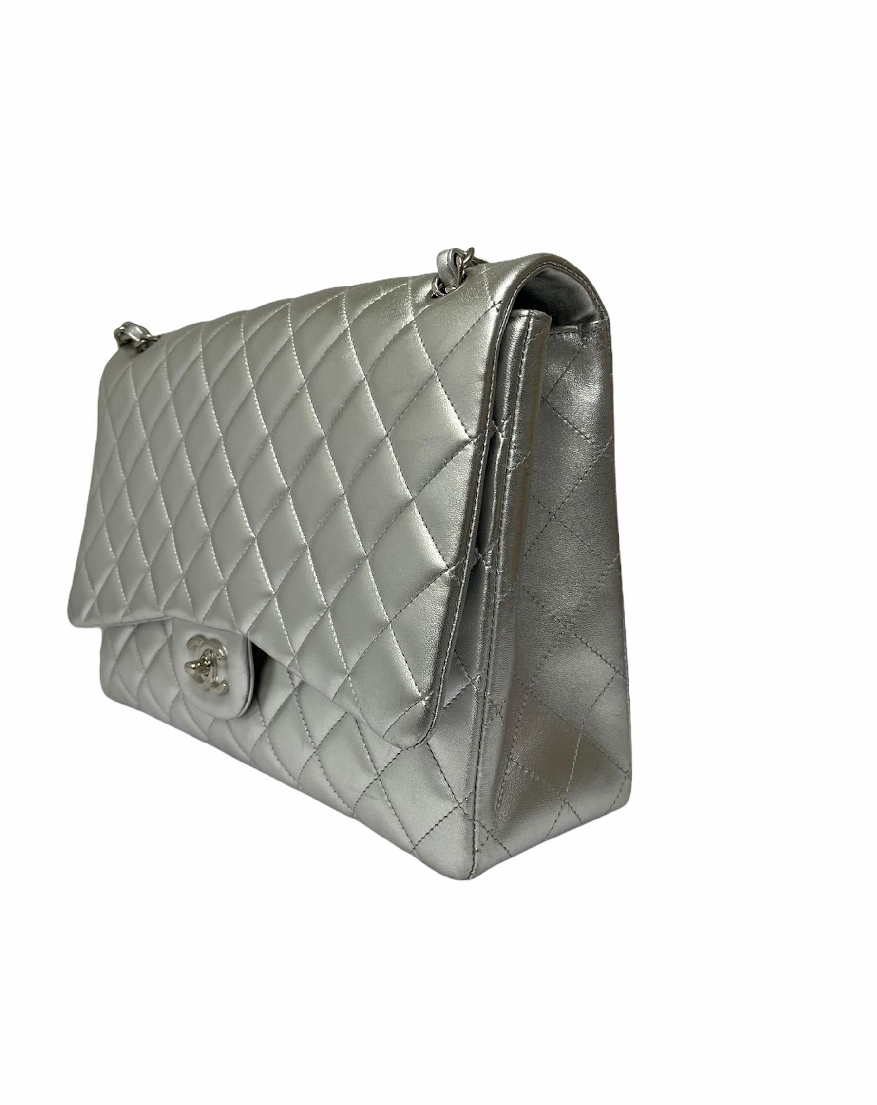 Chanel signed bag, Maxi Jumbo model, made of silver quilted leather with silver hardware. Equipped with an interlocking closure, internally lined in silver leather, very roomy. Equipped with a sliding shoulder strap in leather and chain, a back