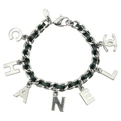 Chanel Bracelet à breloques en argent et cuir avec lettres découpées 2004