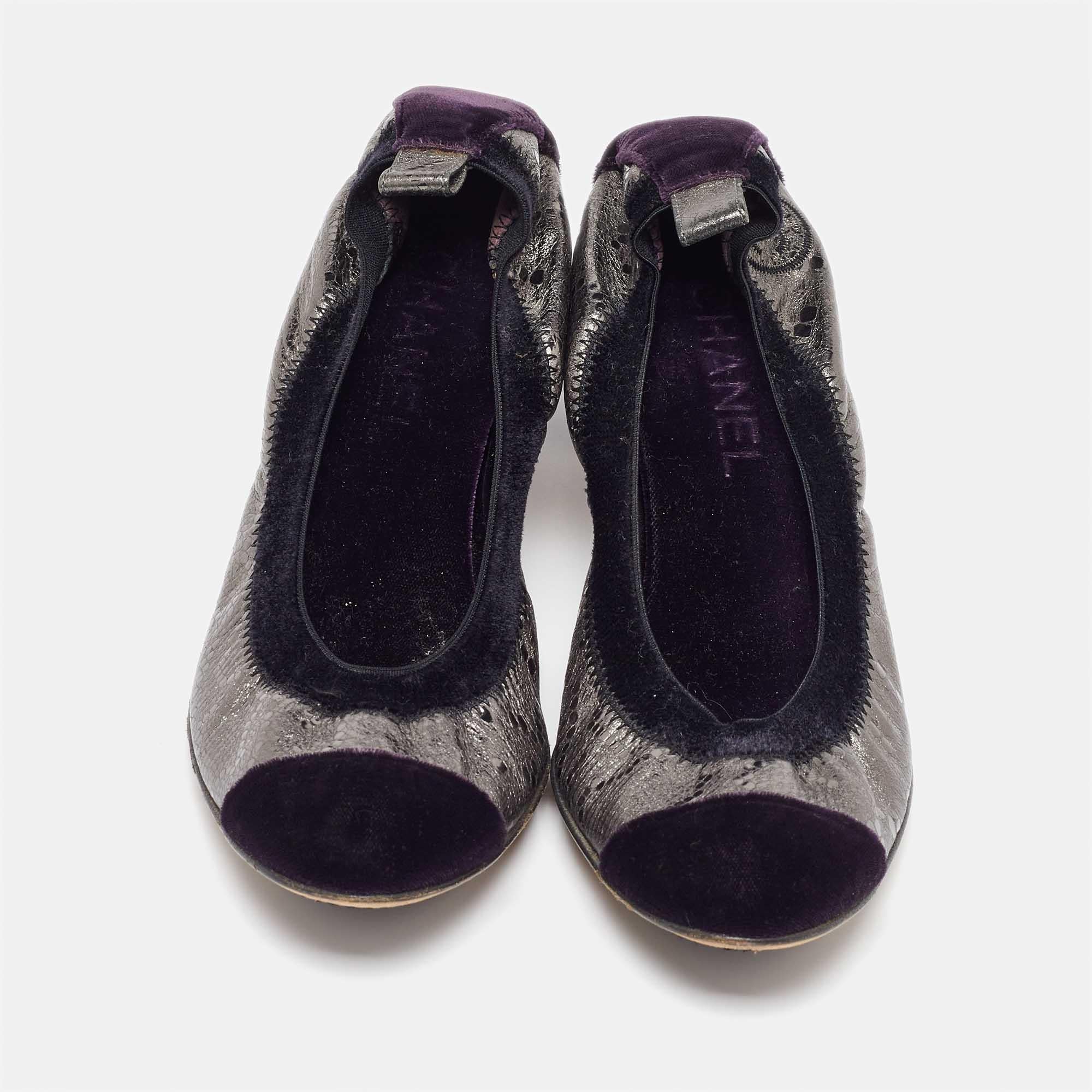 Nero Chanel Silver Leather Velvet CC Cap Toe Scrunch Block Heel Pumps Taglia 38.5 in vendita