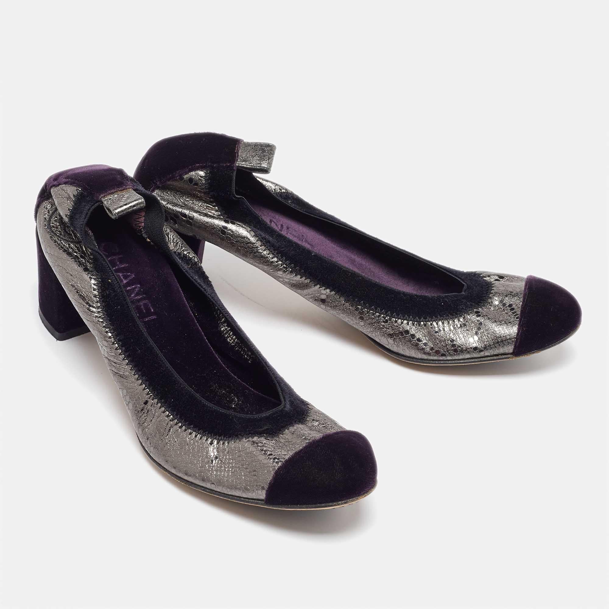 Chanel Silver Leather Velvet CC Cap Toe Scrunch Block Heel Pumps Taglia 38.5 In condizioni buone in vendita a Dubai, Al Qouz 2