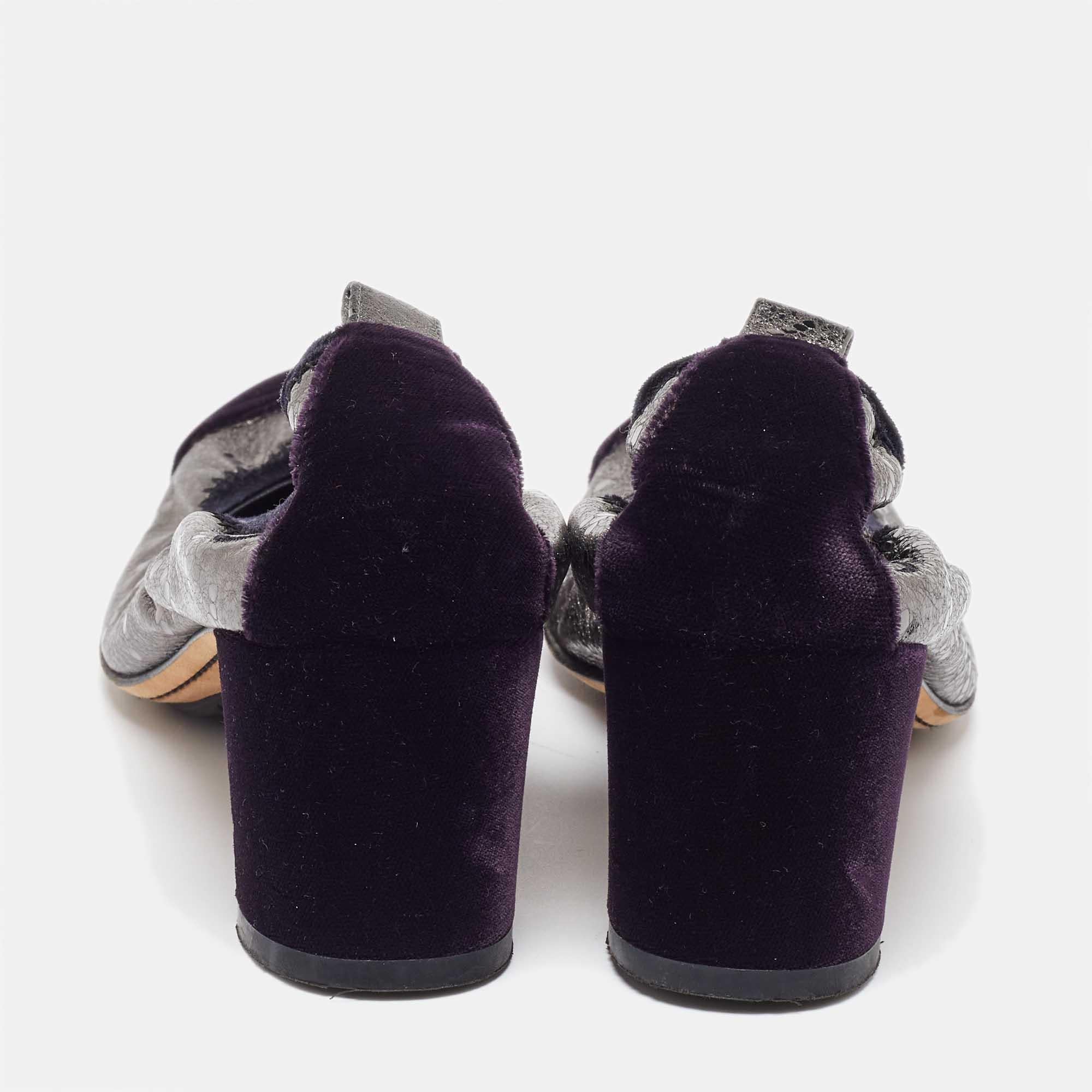 Donna Chanel Silver Leather Velvet CC Cap Toe Scrunch Block Heel Pumps Taglia 38.5 in vendita