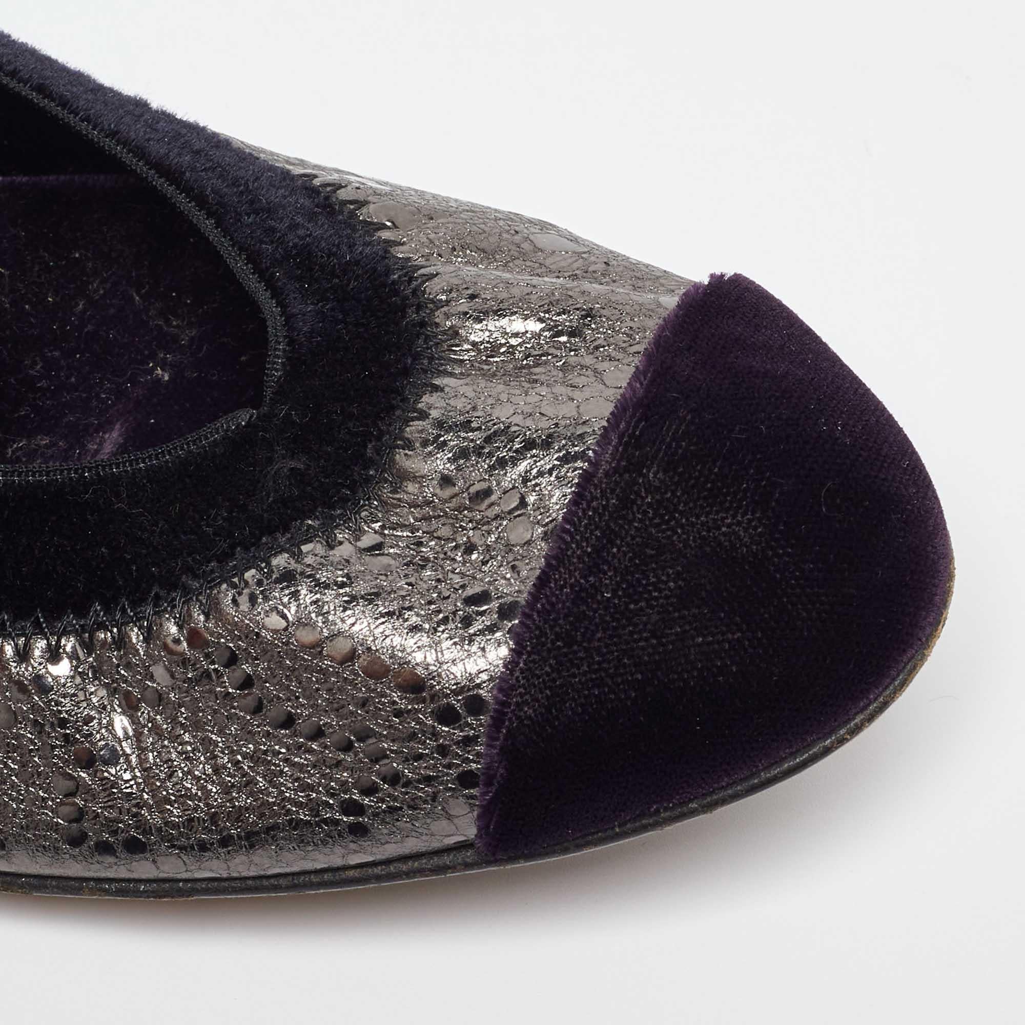 Chanel Silver Leather Velvet CC Cap Toe Scrunch Block Heel Pumps Taglia 38.5 in vendita 2