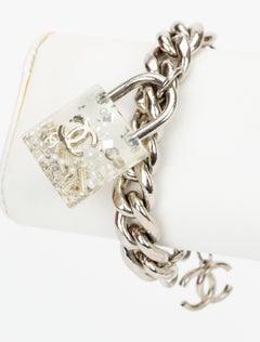 Chanel Pulsera de cierre de lucita plateada