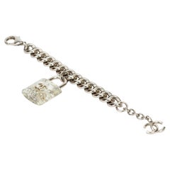 Chanel Pulsera de cierre de lucita plateada