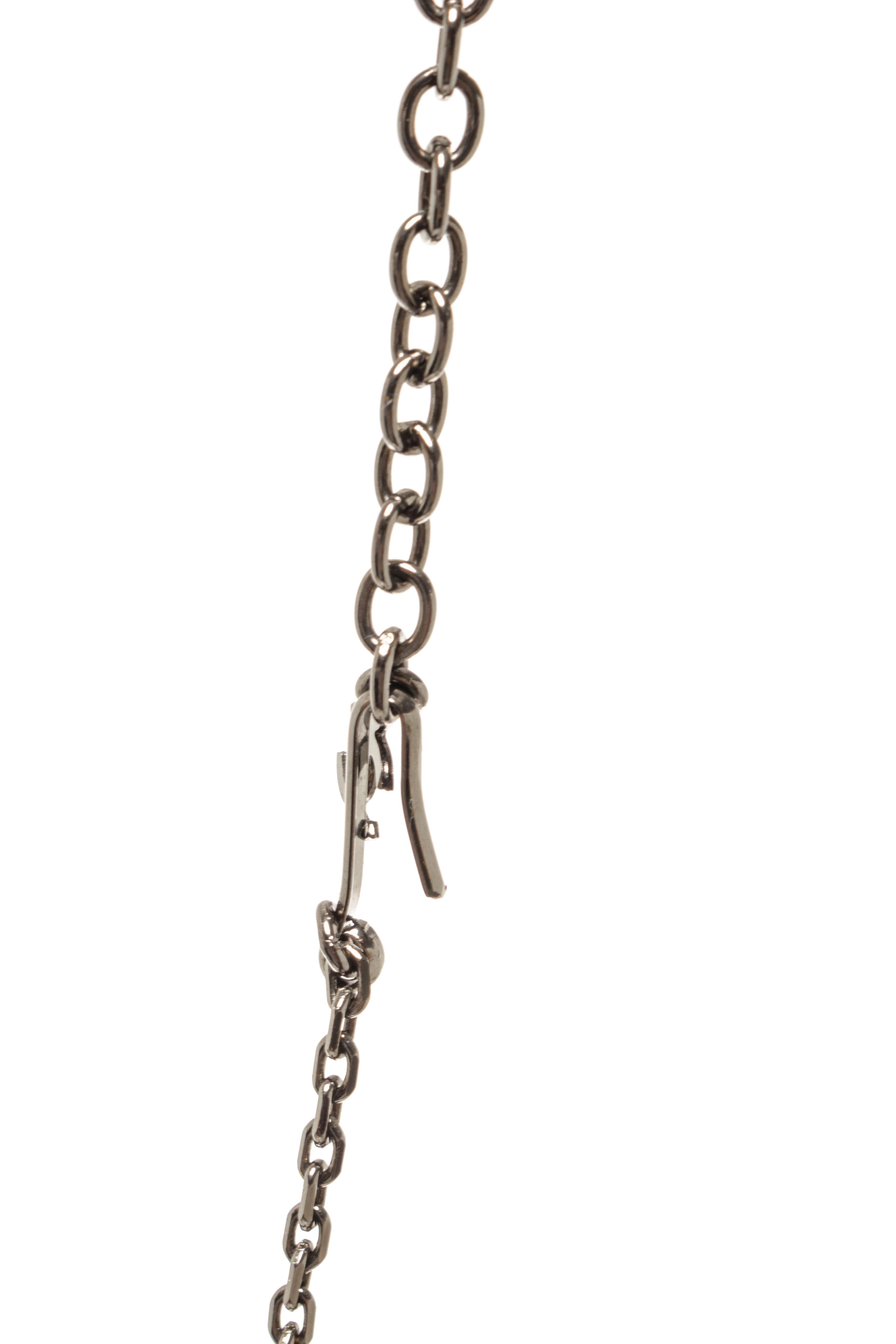 Collier Mademoiselle de Chanel de couleur argentée avec un pendentif mademoiselle et une fermeture à crochet et à œil avec plusieurs options de longueur.

770080MSC