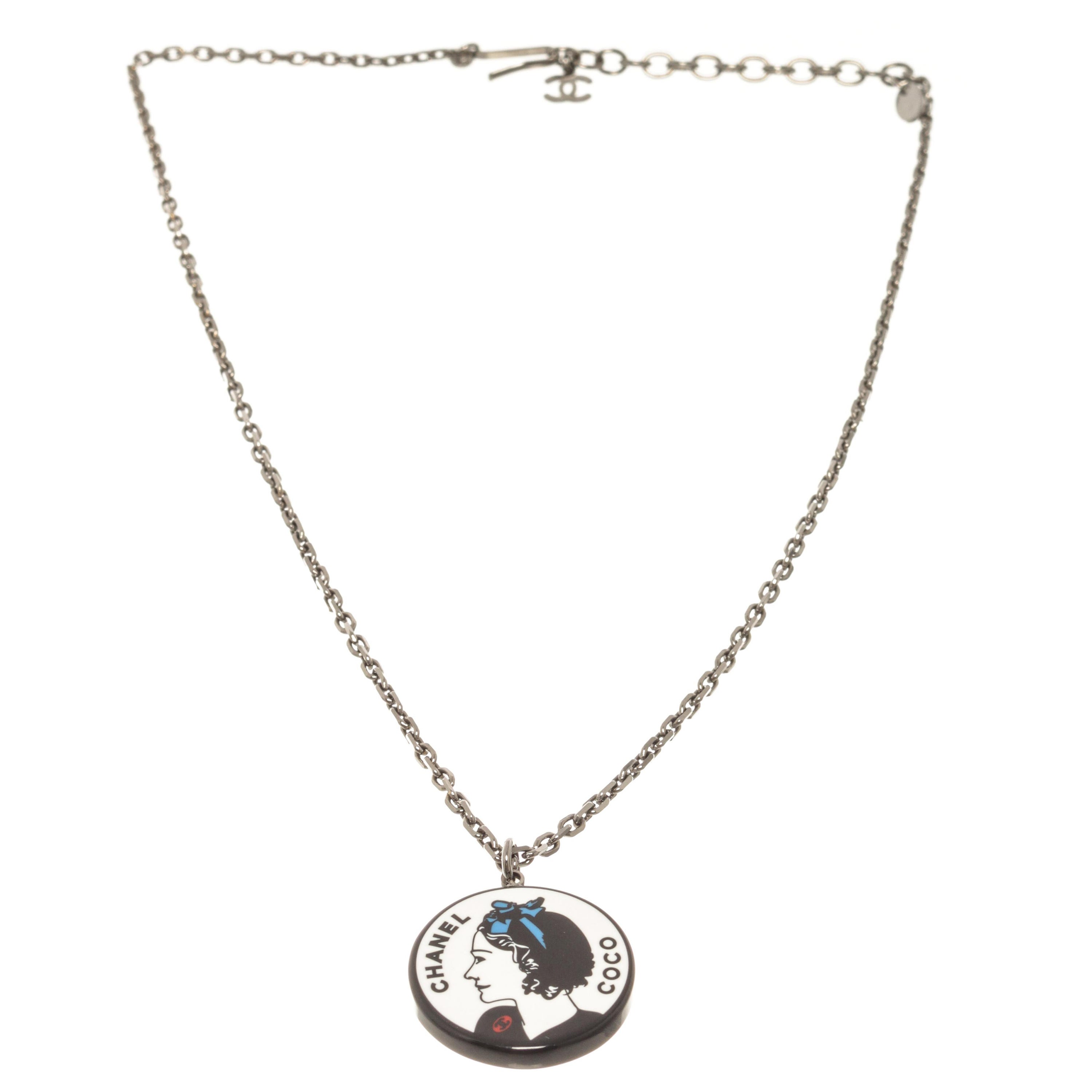 Chanel Silber Mademoiselle-Halskette im Angebot