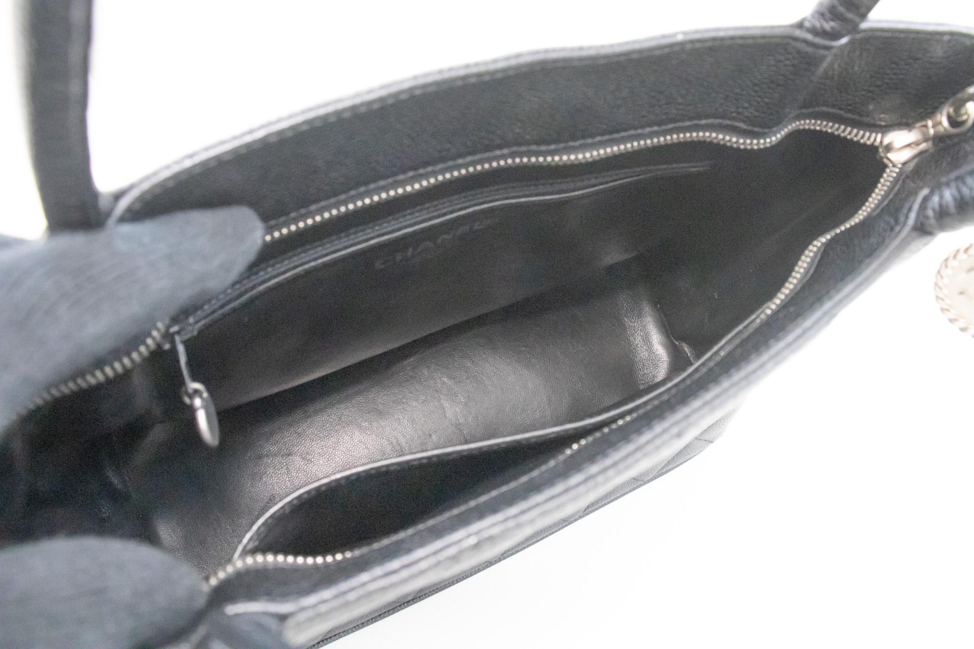 CHANEL Silber Medaillon Kaviar Umhängetasche Schwarz 6