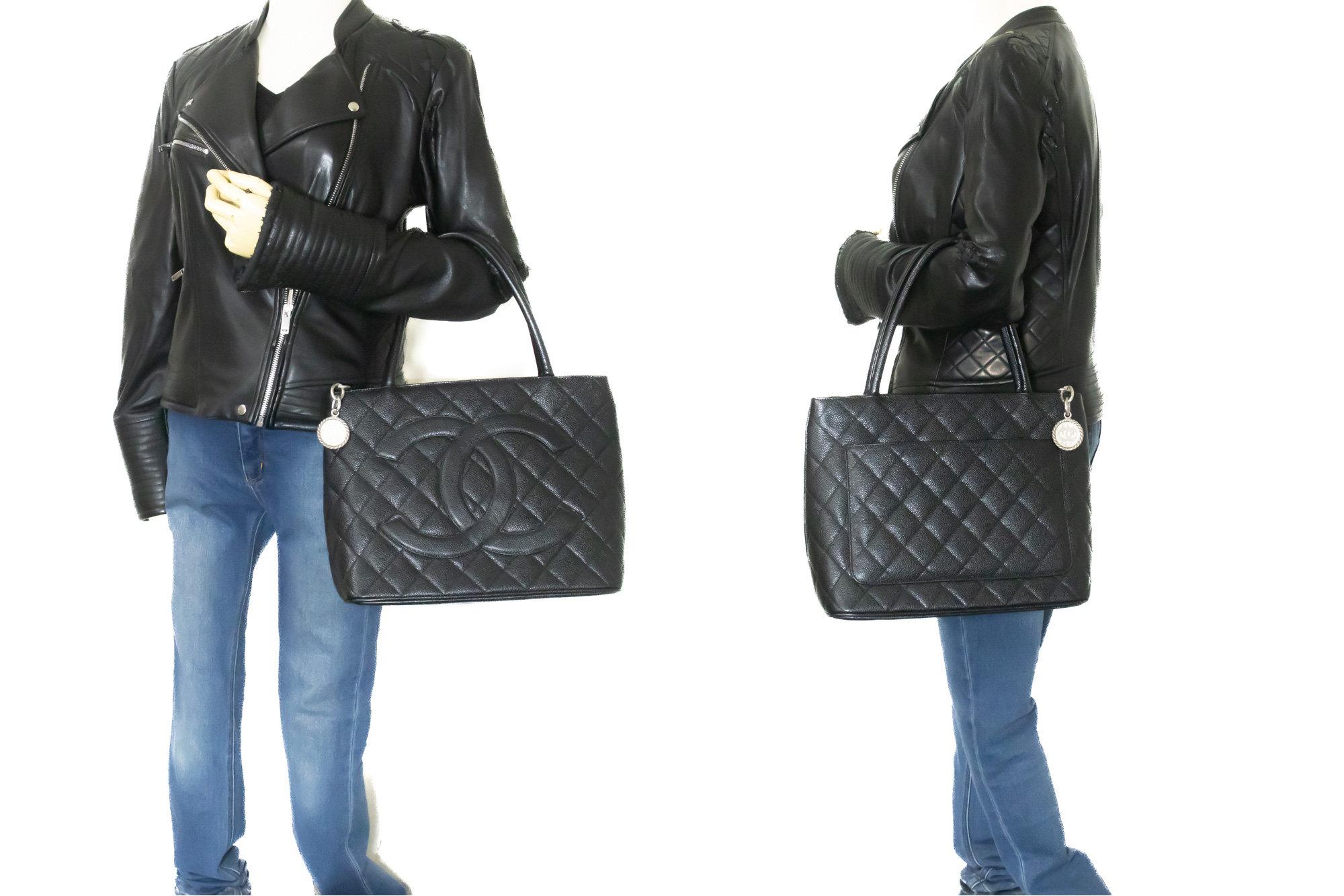 CHANEL Silber Medaillon Kaviar Umhängetasche Schwarz 7