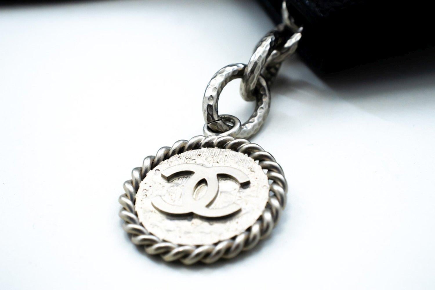 CHANEL Silber Medaillon Kaviar Umhängetasche Schwarz 8