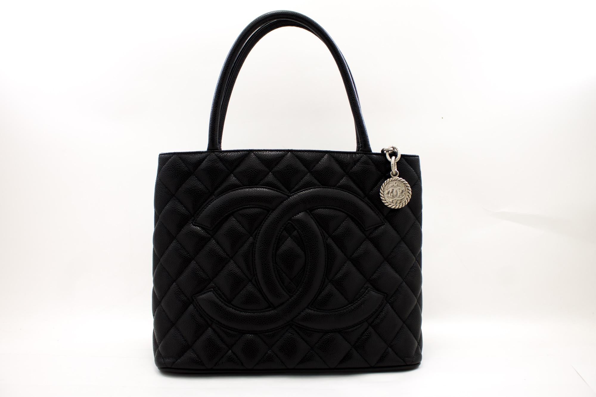 An authentic CHANEL Silver Medallion Caviar Shoulder Bag Shopping Tote Black. The color is Black. The outside material is Leather. The pattern is Solid. This item is Contemporary. The year of manufacture would be 2009.
Conditions & Ratings
Outside