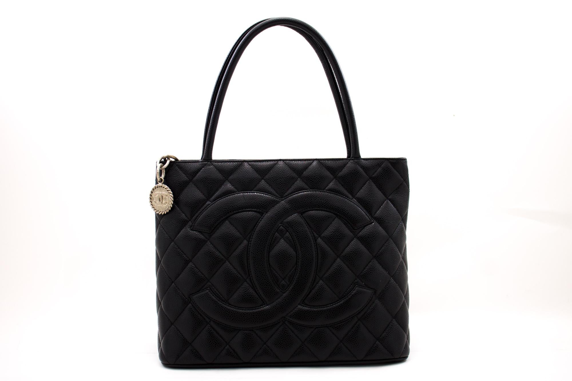 An authentic CHANEL Silver Medallion Caviar Shoulder Bag Shopping Tote Black. The color is Black. The outside material is Leather. The pattern is Solid. This item is Contemporary. The year of manufacture would be 2 0 0 1 .
Conditions &
