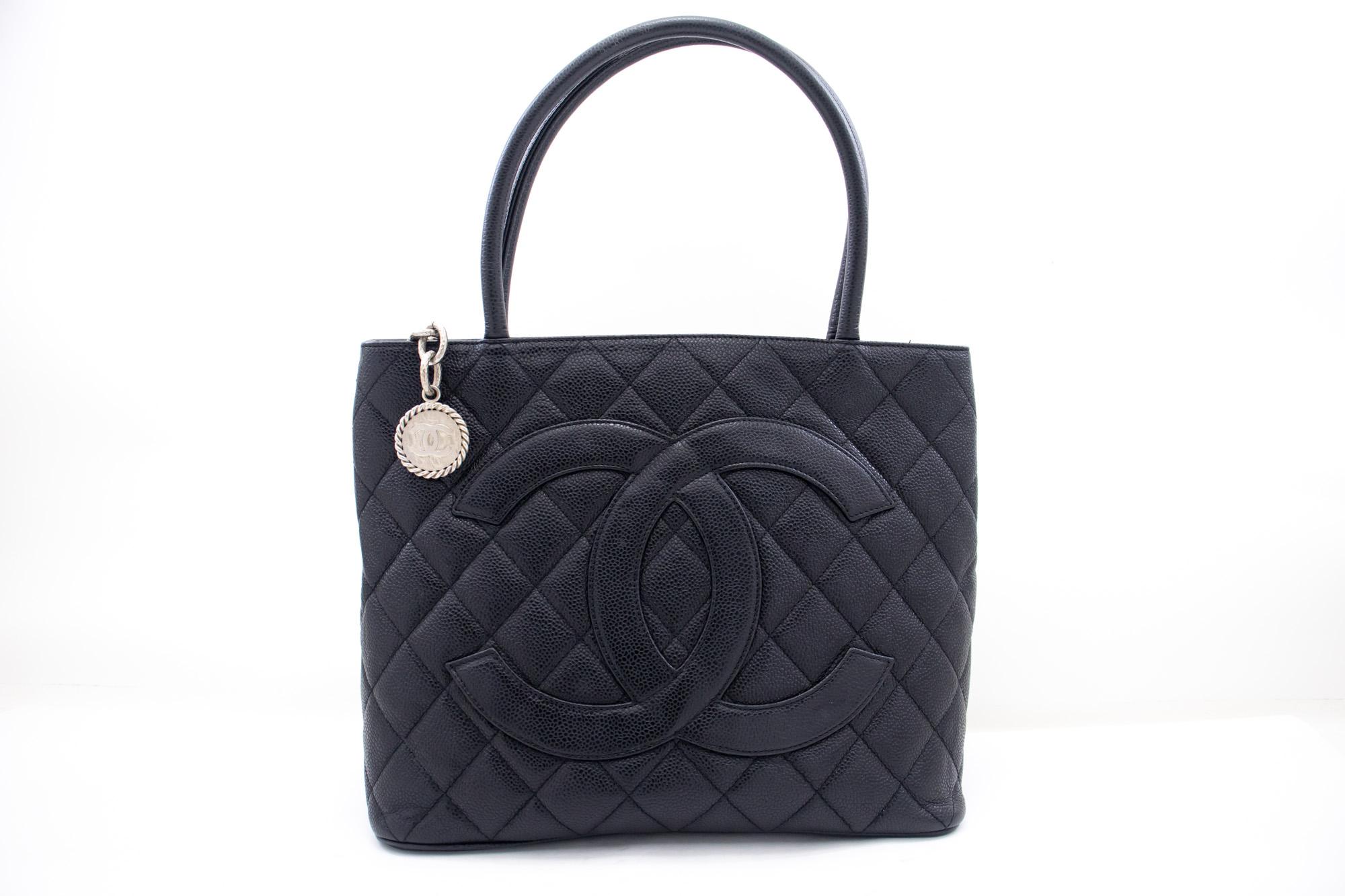 Un authentique Chanel Silver Medallion Caviar Shoulder Bag Shopping Tote Black. La couleur est noire. Le matériau extérieur est le cuir. Le motif est solide. Cet article est un Vintage / Classique. L'année de fabrication serait 2000-2 0 0 2