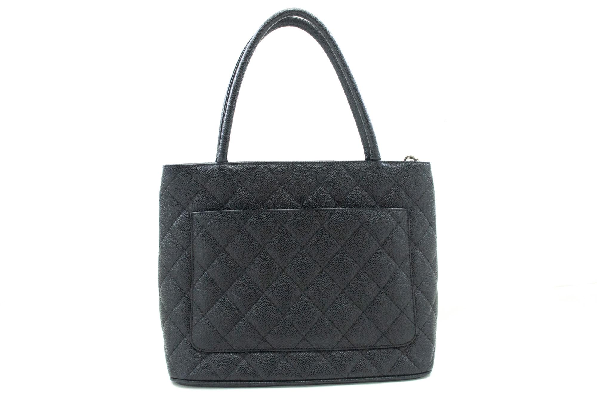 CHANEL Silber Medaillon Kaviar Umhängetasche Schwarz im Zustand „Gut“ in Takamatsu-shi, JP