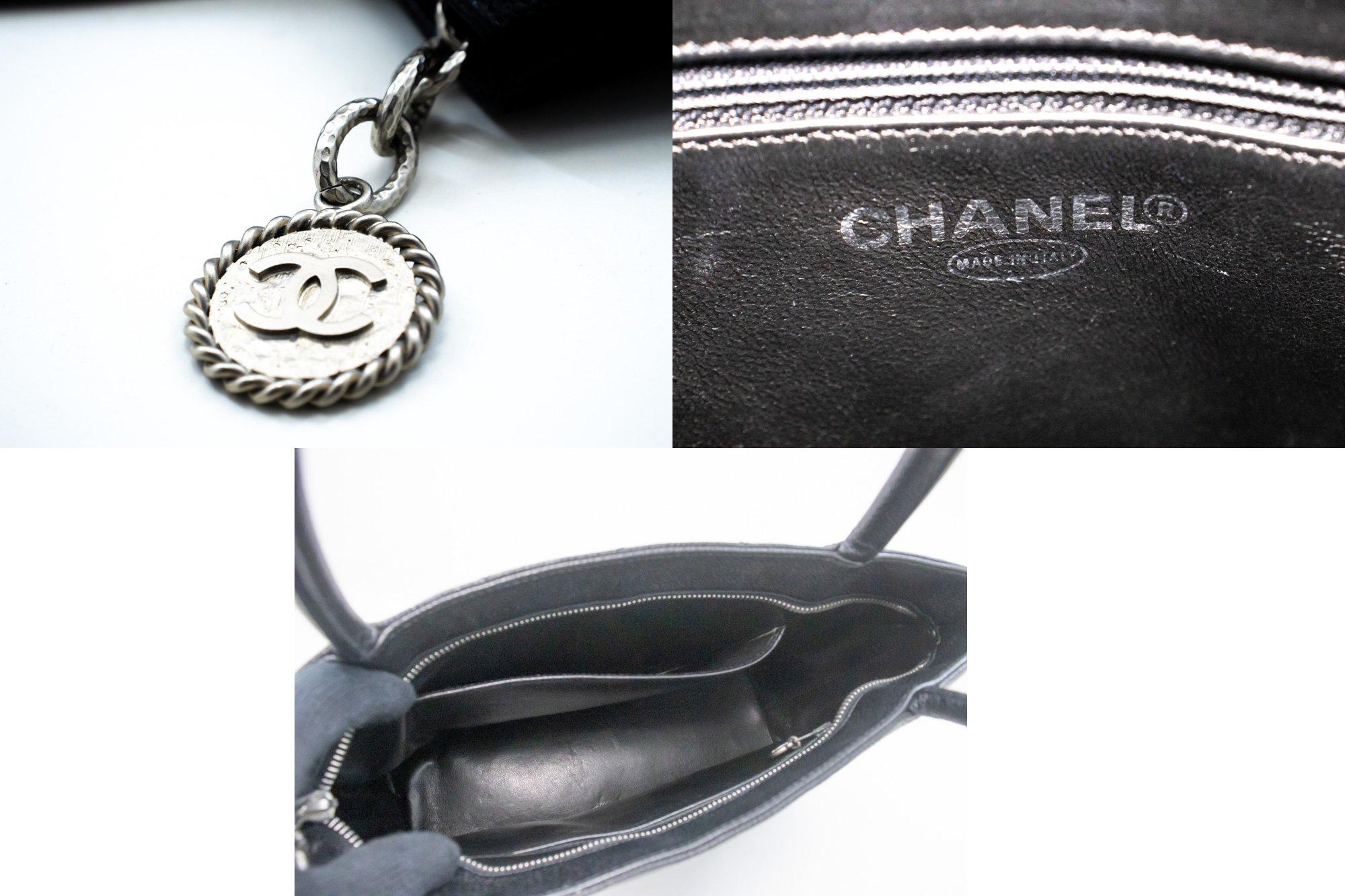 CHANEL Silber Medaillon Kaviar Umhängetasche Schwarz 4