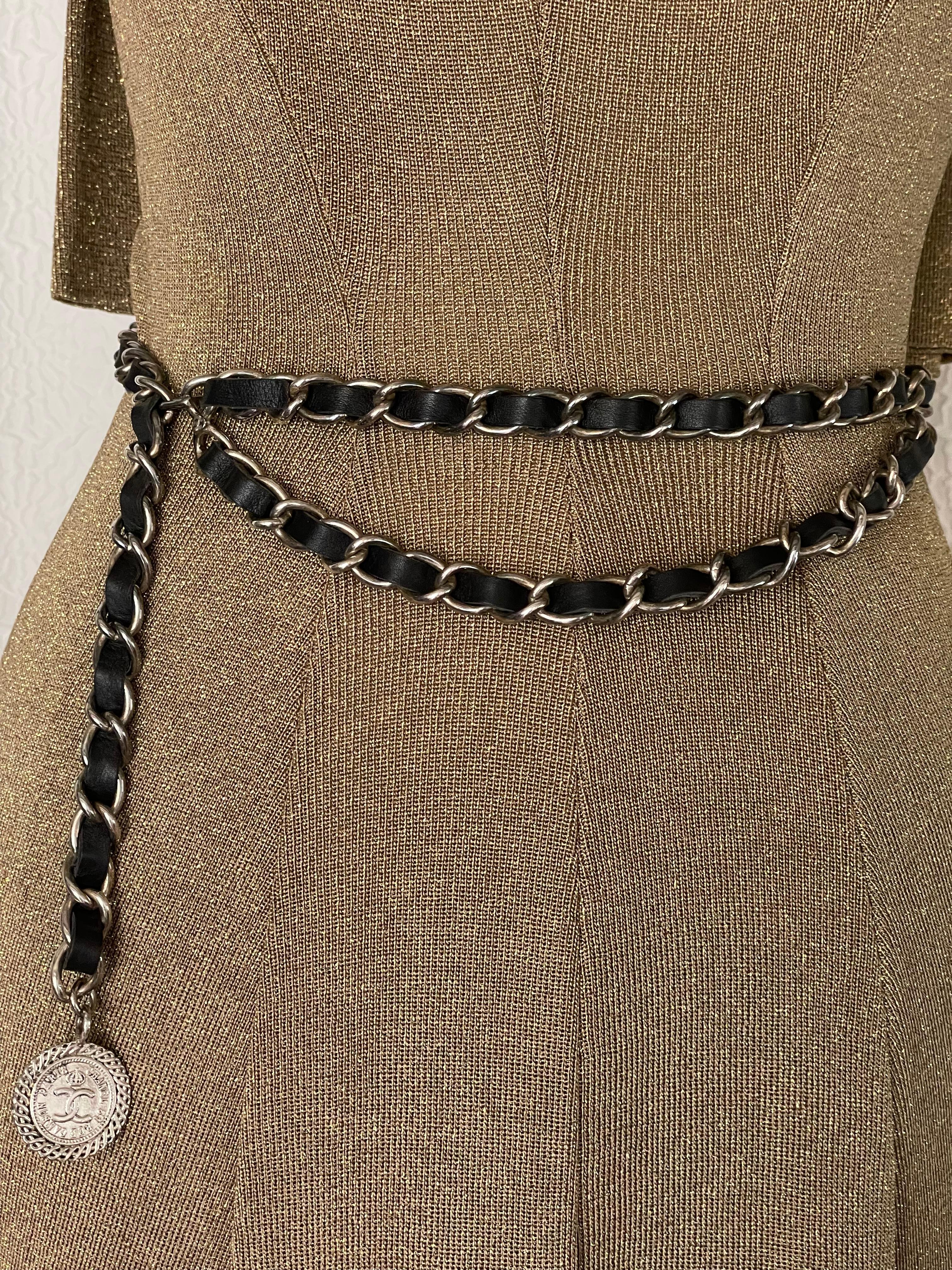 Une exceptionnelle ceinture Chanel 1995 de collection en argent, en cuir noir avec une chaîne tissée en argent, est un accessoire élégant et emblématique de la célèbre maison de couture française Chanel. Chanel, fondée par Coco Chanel, est connue