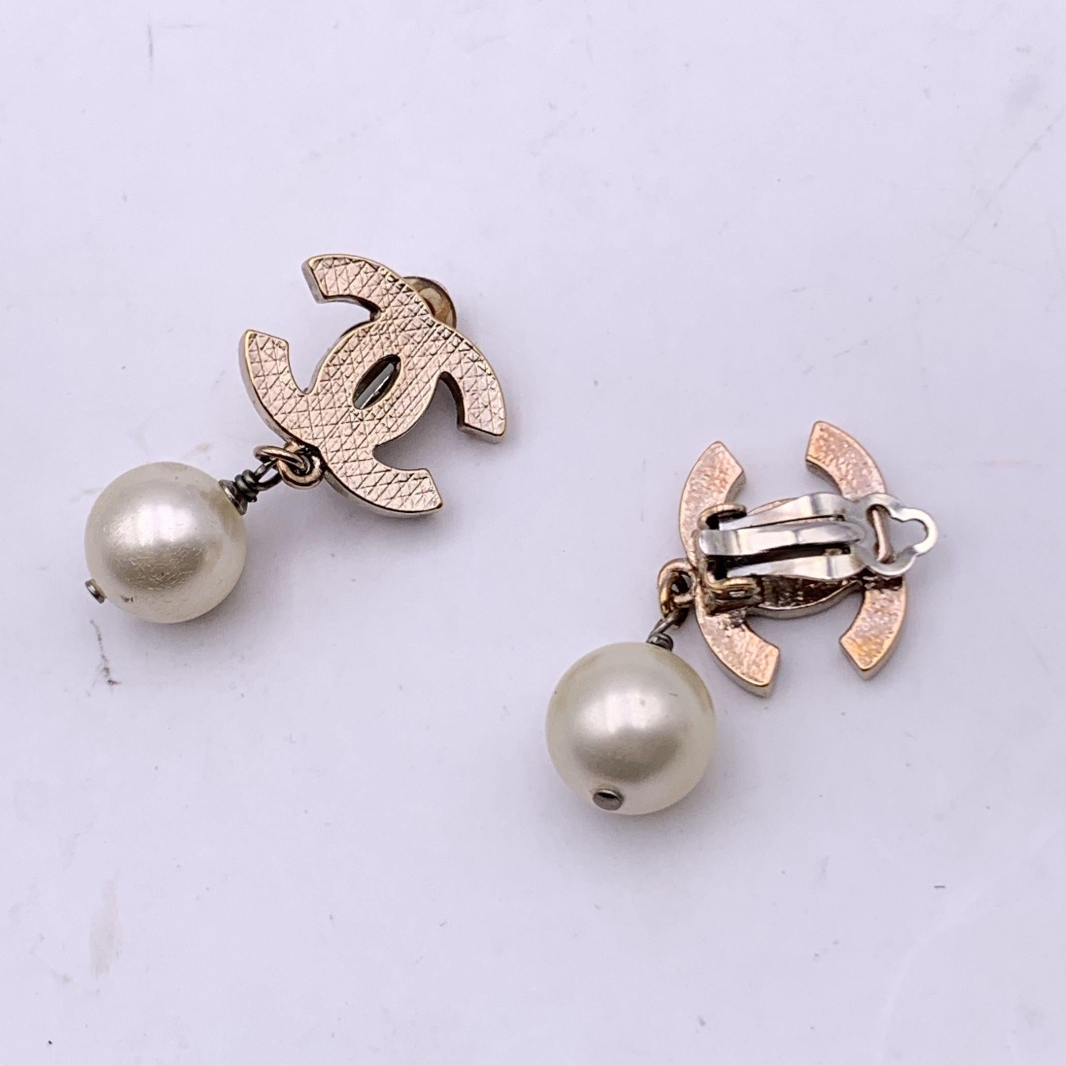 Chanel Silver Metal CC Logo Pearl Drop Clip On Earrings In Excellent Condition For Sale In Rome, Rome
