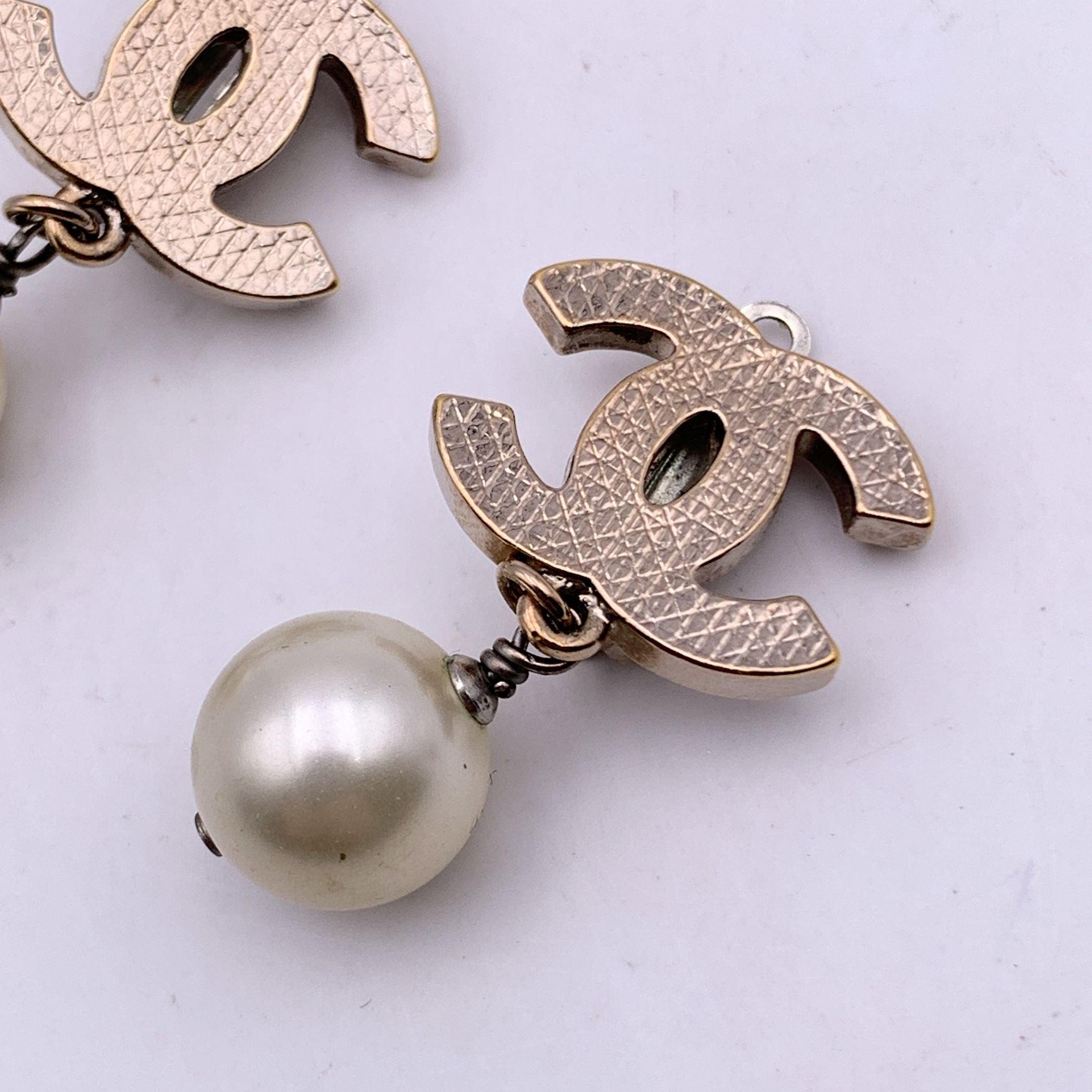 Women's Chanel Silver Metal CC Logo Pearl Drop Clip On Earrings For Sale