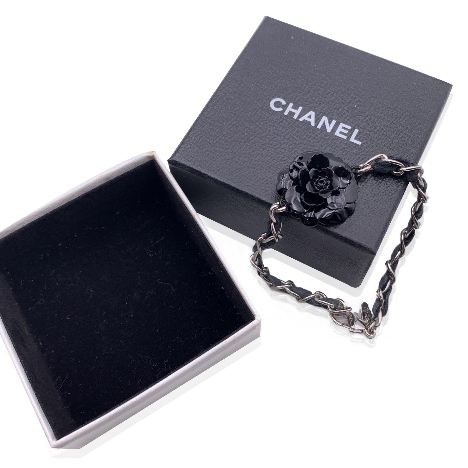 CHANEL silver metal chain bracelet with interwoven black leather. It features a black resin camellia flower in the center. Lobster closure. Marked 'CHANEL 04 CC P Made in France'. Total length: 7 inches - 17.8 cm

Condition

A - EXCELLENT

Gently