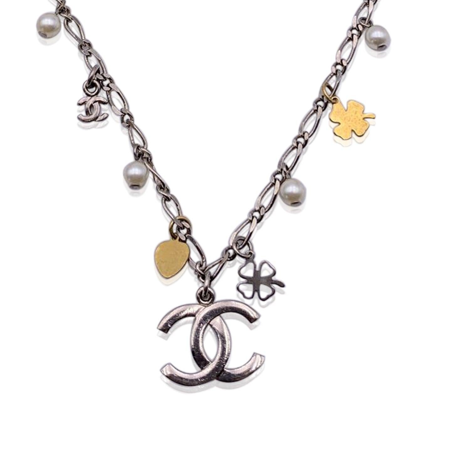 Chanel Collier chaîne en métal argenté avec breloques et pendentif avec logo CC Excellent état - En vente à Rome, Rome