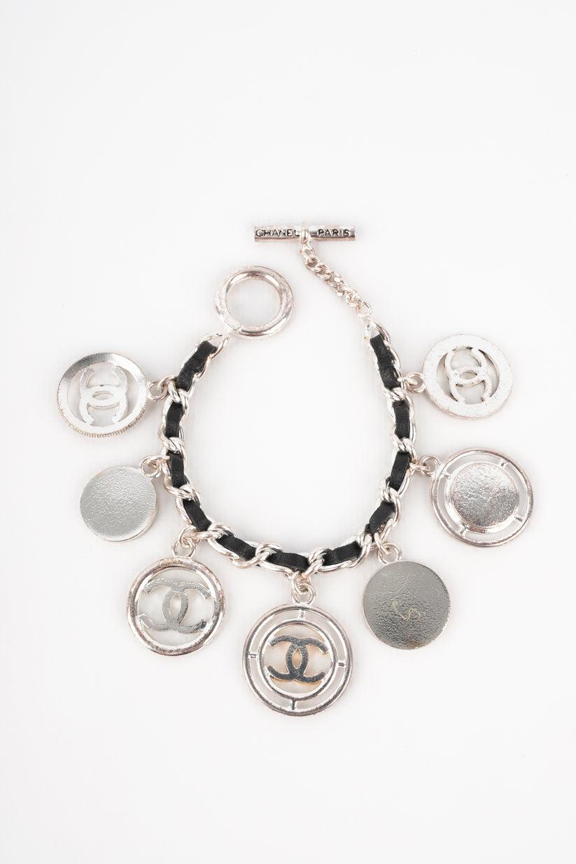 Chanel - (Made in France) Silvery metal charm bracelet with black leather. 1996 Fall-Winter Collection. Jewelry engraved with the S of sales.

Additional information:
Condition: Good condition
Dimensions: Length: 19 cm

Seller Reference: BRAB33