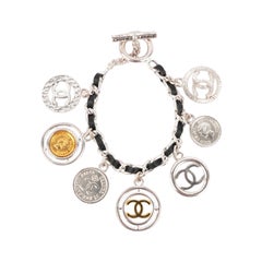 Chanel Bracelet à breloques en métal argenté, 1996