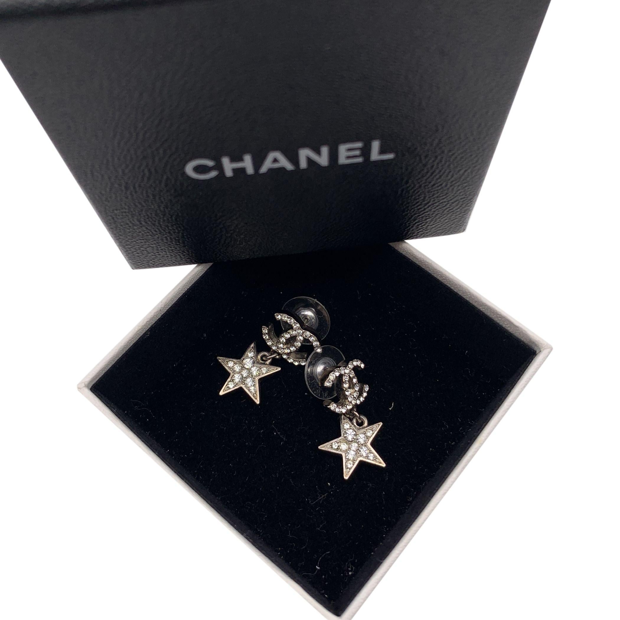 Gorgeous CHANEL silver metal crystal CC logo earrings with small dangling crystal embellished star. For pierced ears. Signed 'Chanel - 08 CC P - Made in France' oval hallmark on the reverse of the earring. Height: 10 mm Condition A - EXCELLENT