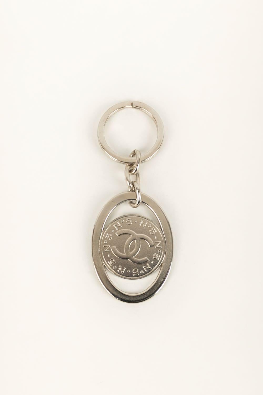 Llavero Chanel de metal plateado Plata en venta