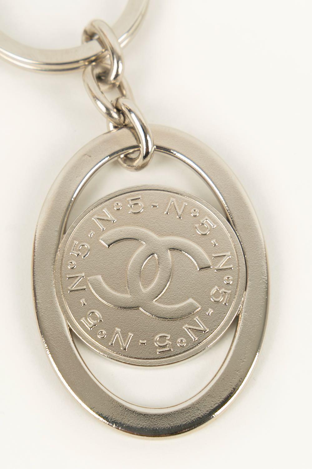 Femenino o masculino Llavero Chanel de metal plateado en venta