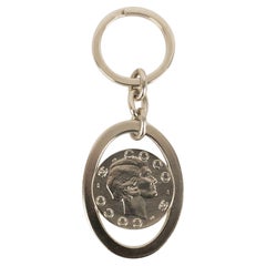 Llavero Chanel de metal plateado