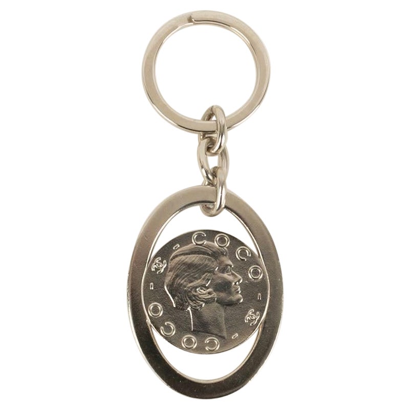 Llavero Chanel de metal plateado en venta