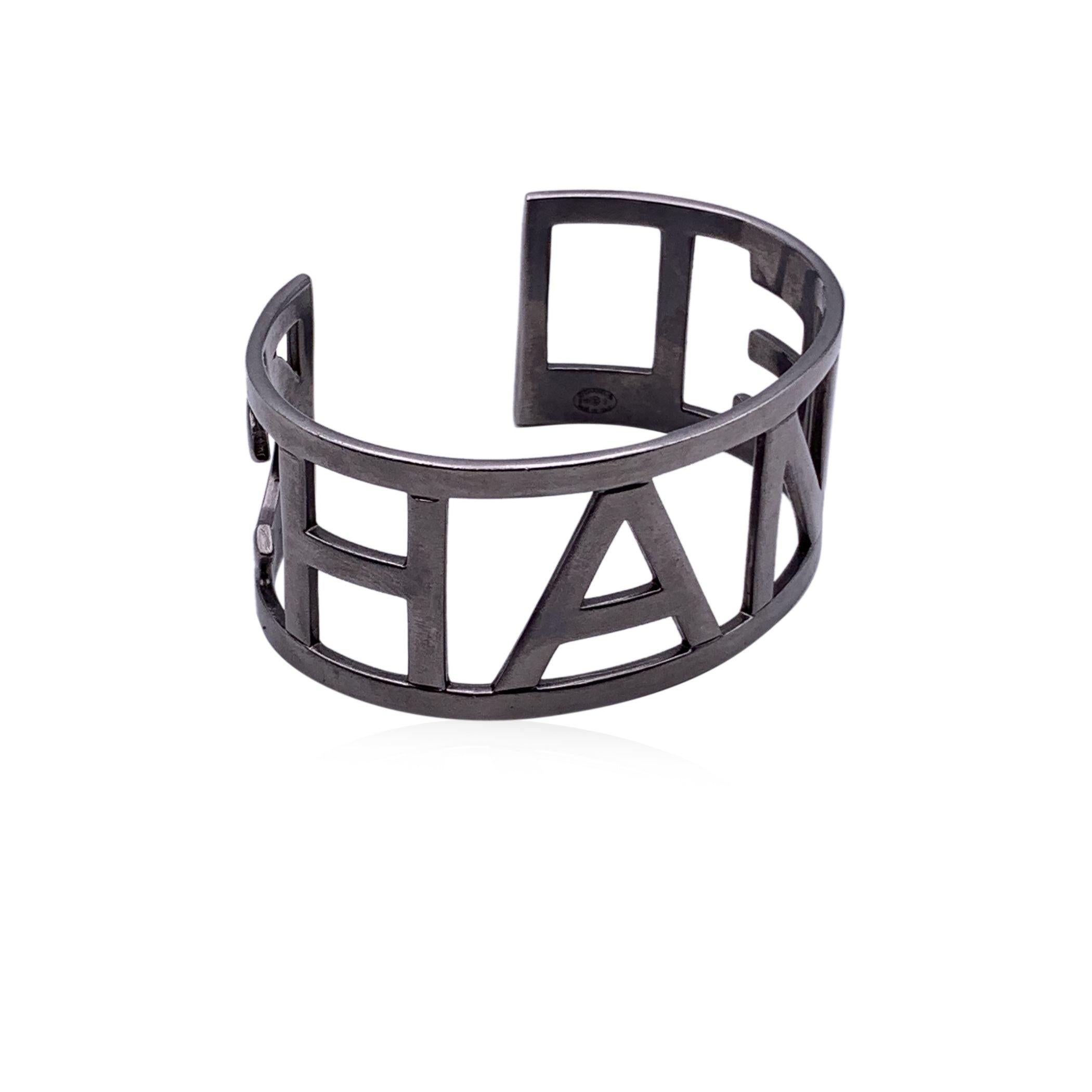 Argento Bracciale Chanel Silver Logo Lettera Bangle in metallo in vendita