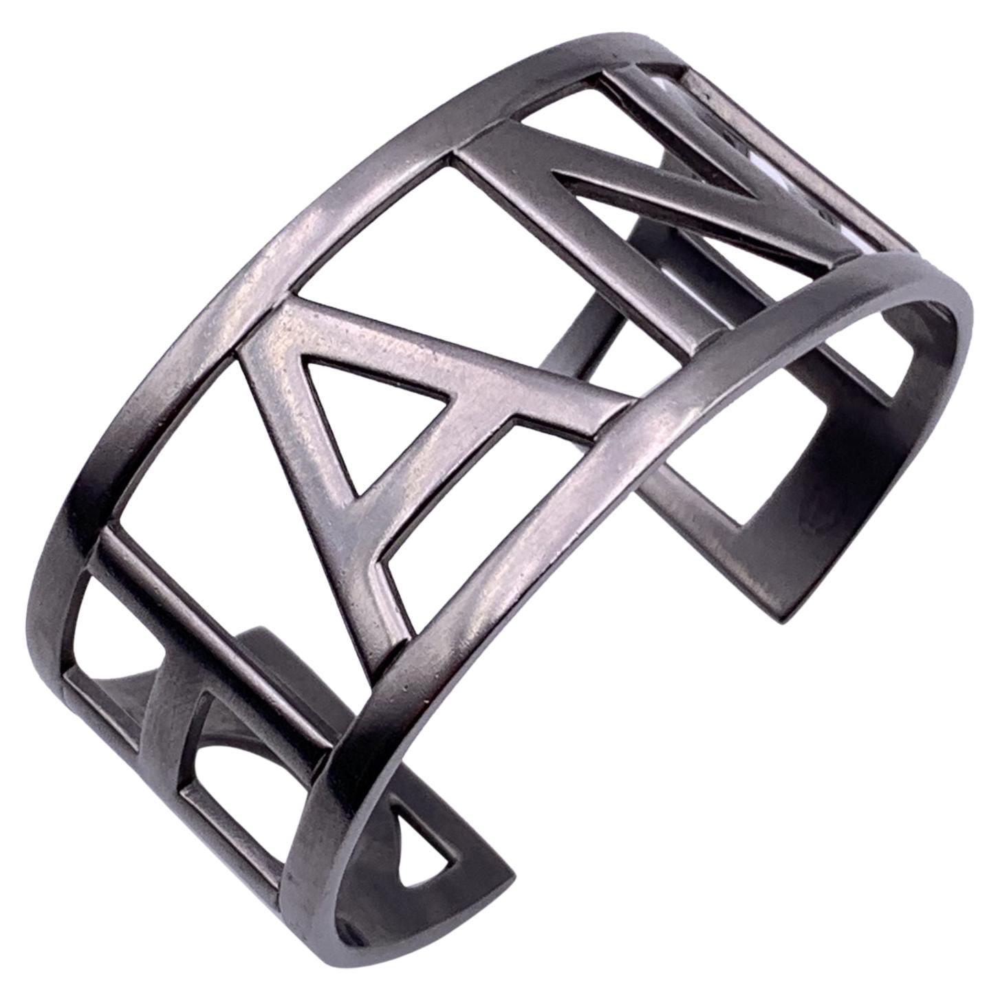 Bracciale Chanel Silver Logo Lettera Bangle in metallo in vendita