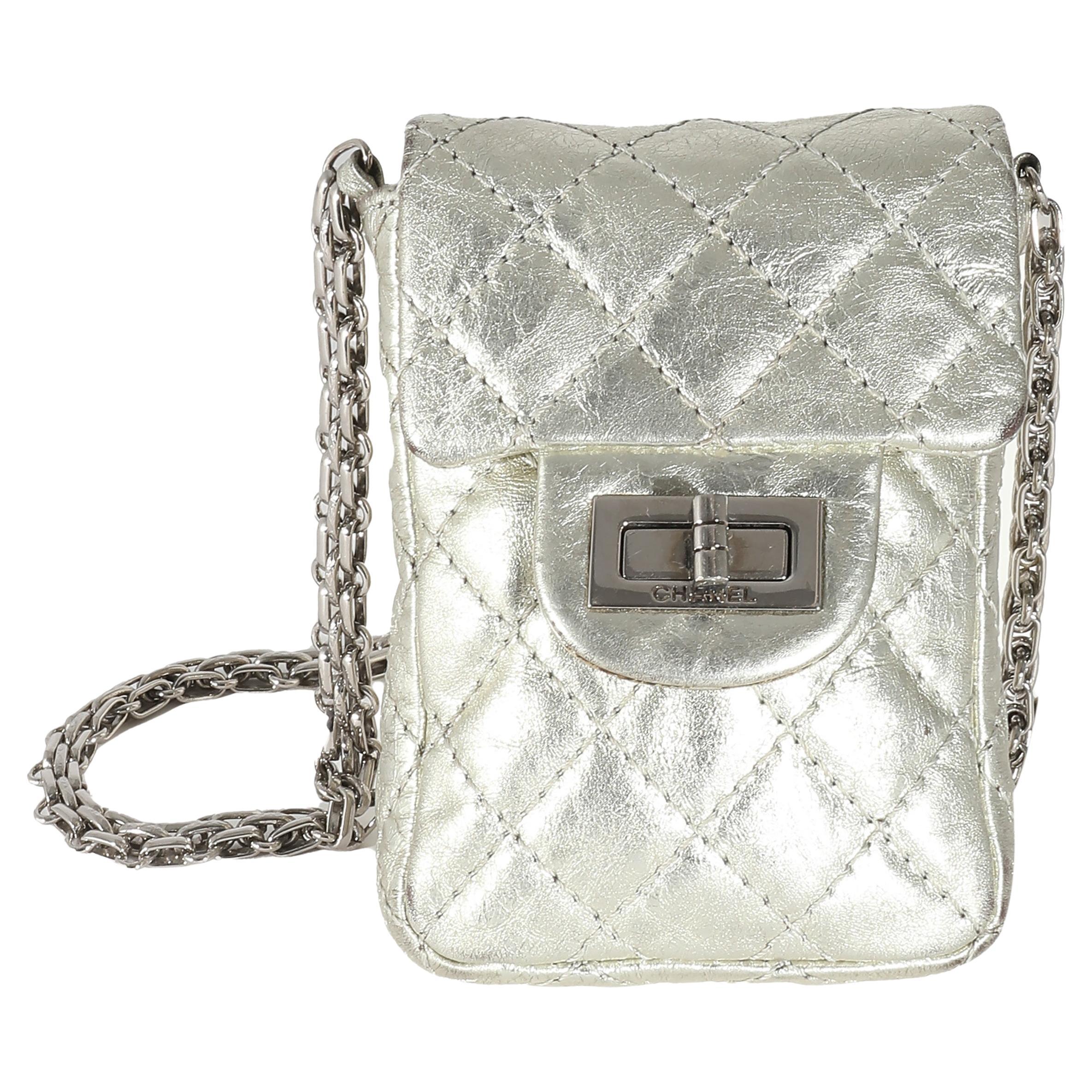 Chanel Funda de teléfono acolchada 2.55 Reissue de piel de becerro envejecida metalizada plateada en venta