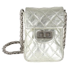 Chanel Silber Metallic Gestepptes 2.55 Reissue Telefonetui aus gealtertem Kalbsleder, Silber Metallic