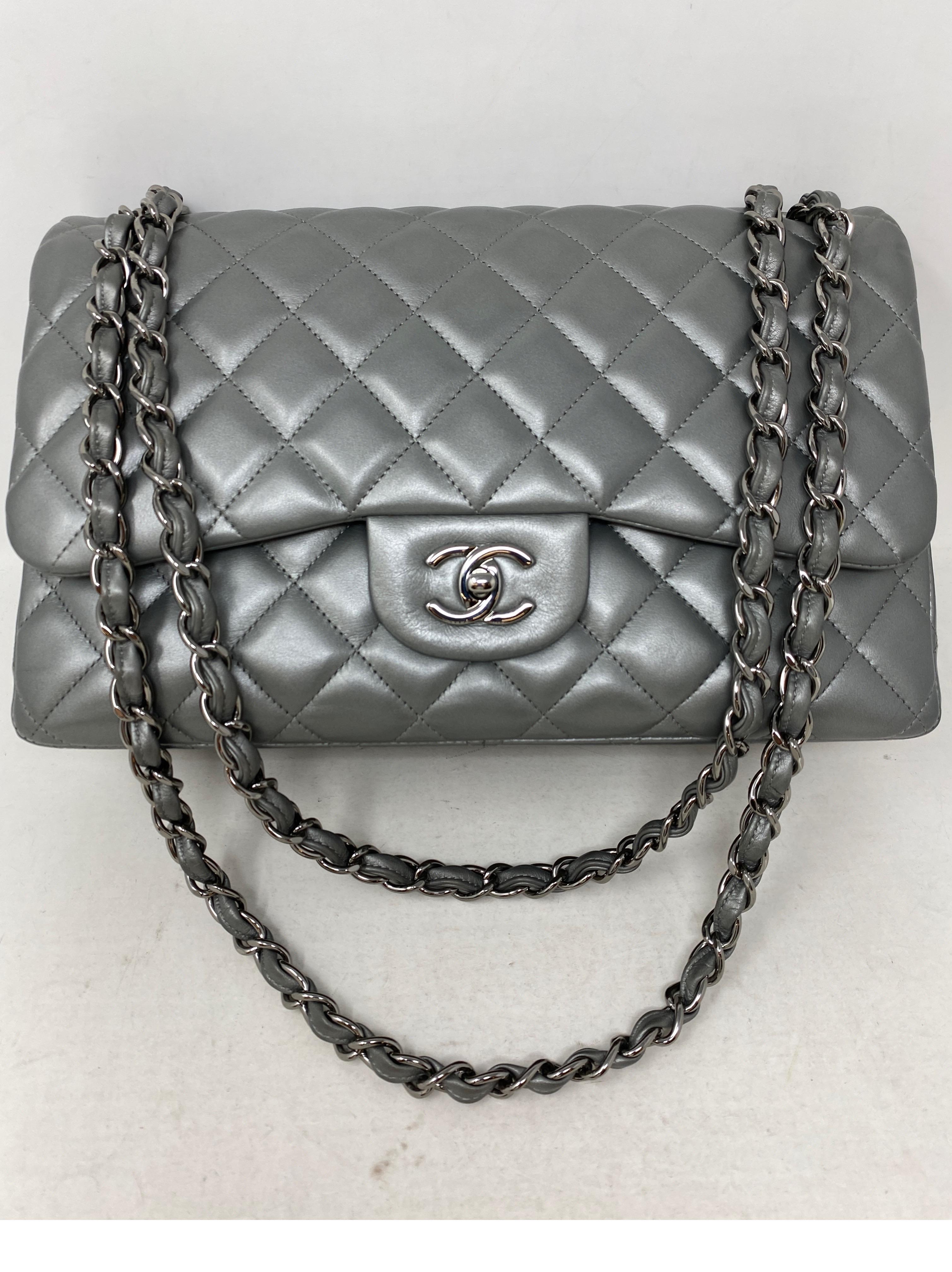 Chanel Silber Metallic Jumbo-Tasche  im Zustand „Hervorragend“ im Angebot in Athens, GA