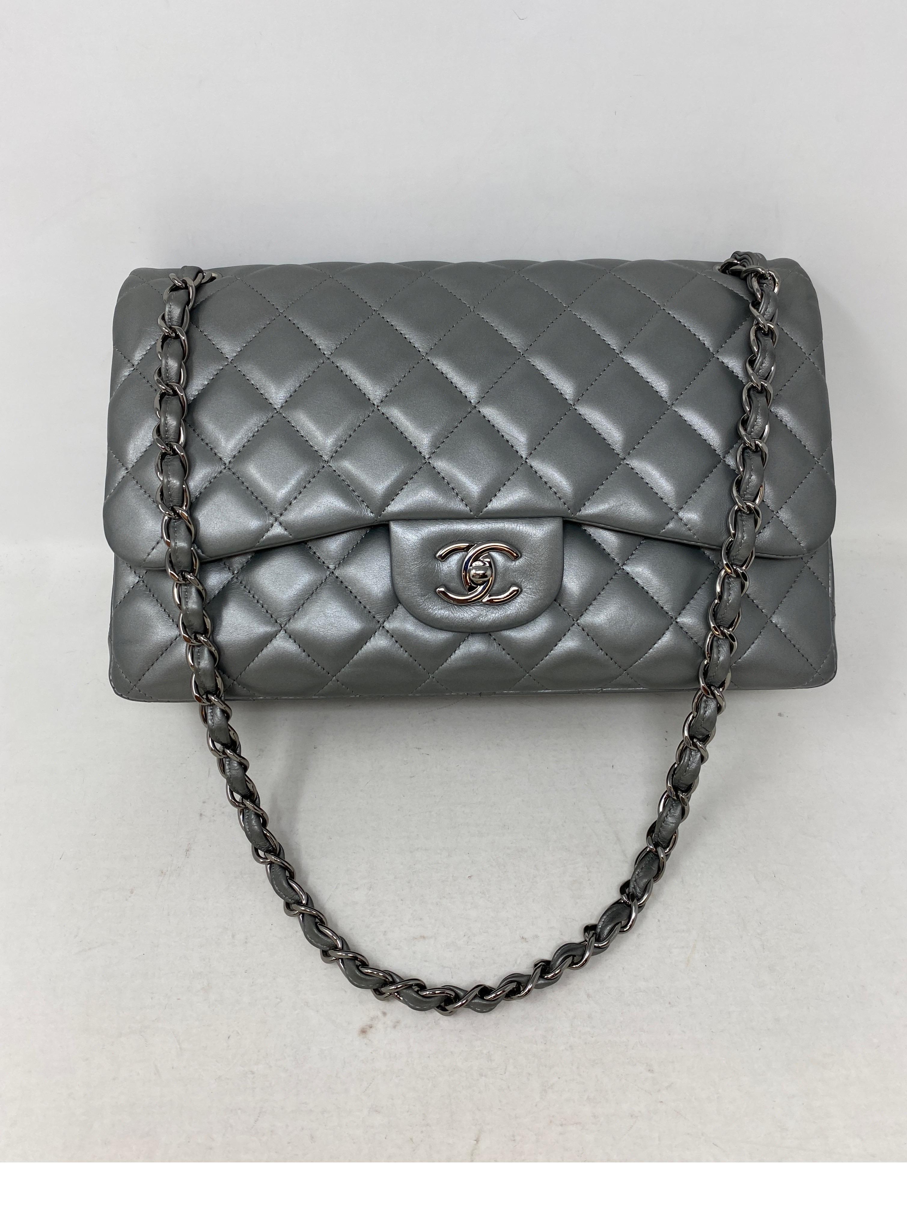 Chanel Silber Metallic Jumbo-Tasche  für Damen oder Herren im Angebot