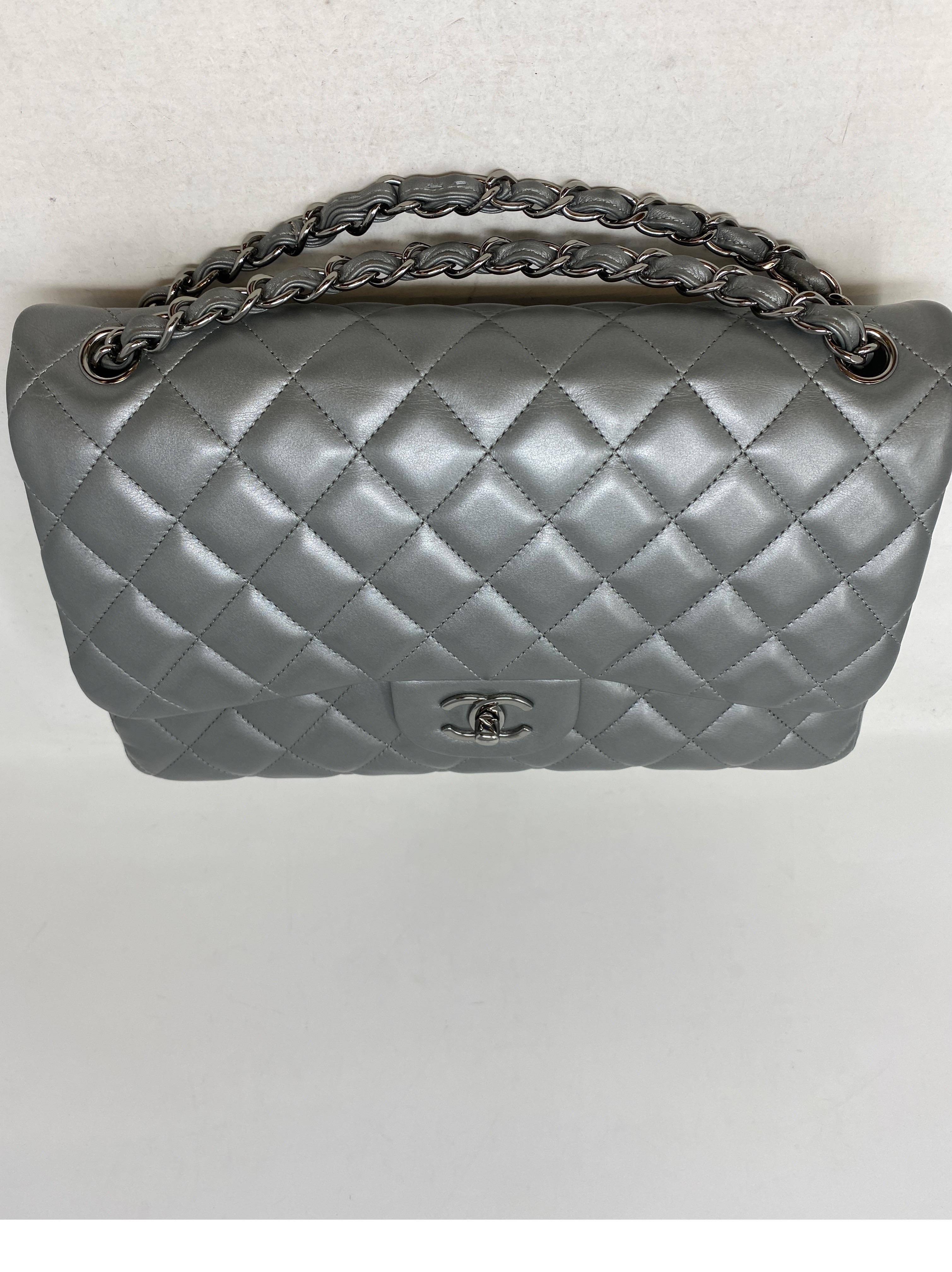 Chanel Silber Metallic Jumbo-Tasche  im Angebot 1