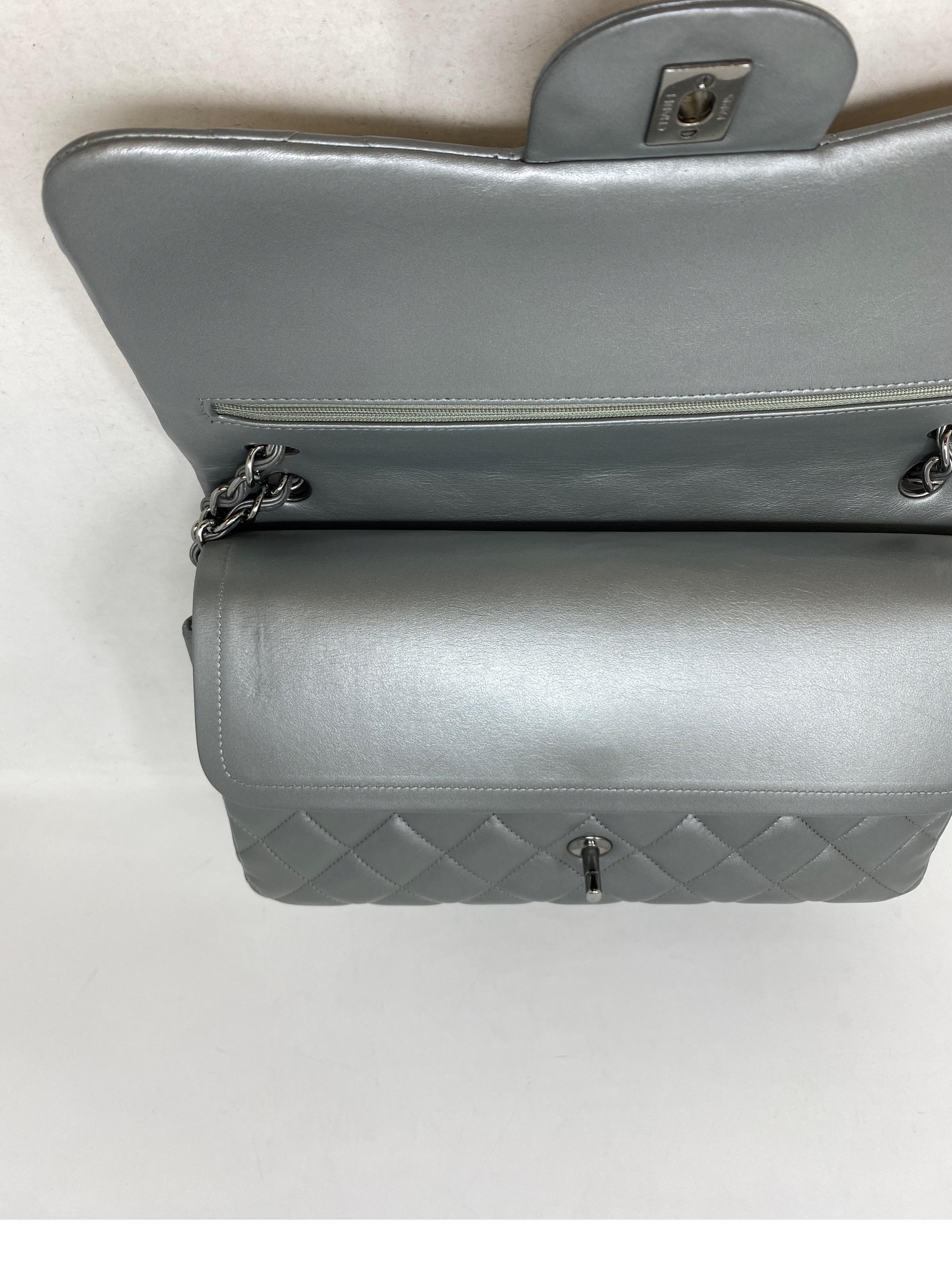 Chanel Silver Metallic Jumbo Bag  In Excellent Condition For Sale In Athens, GA