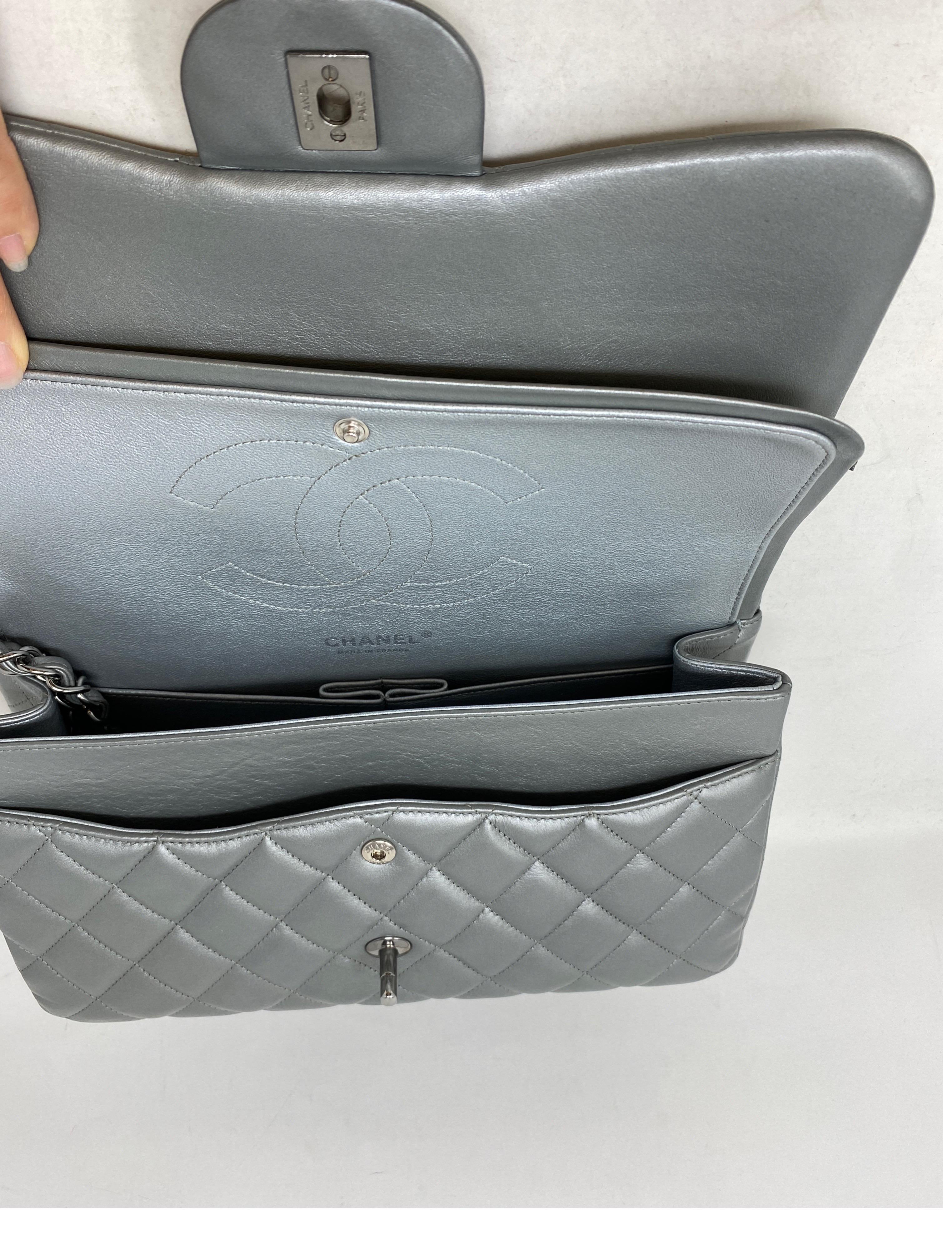 Chanel Silber Metallic Jumbo-Tasche  im Angebot 3