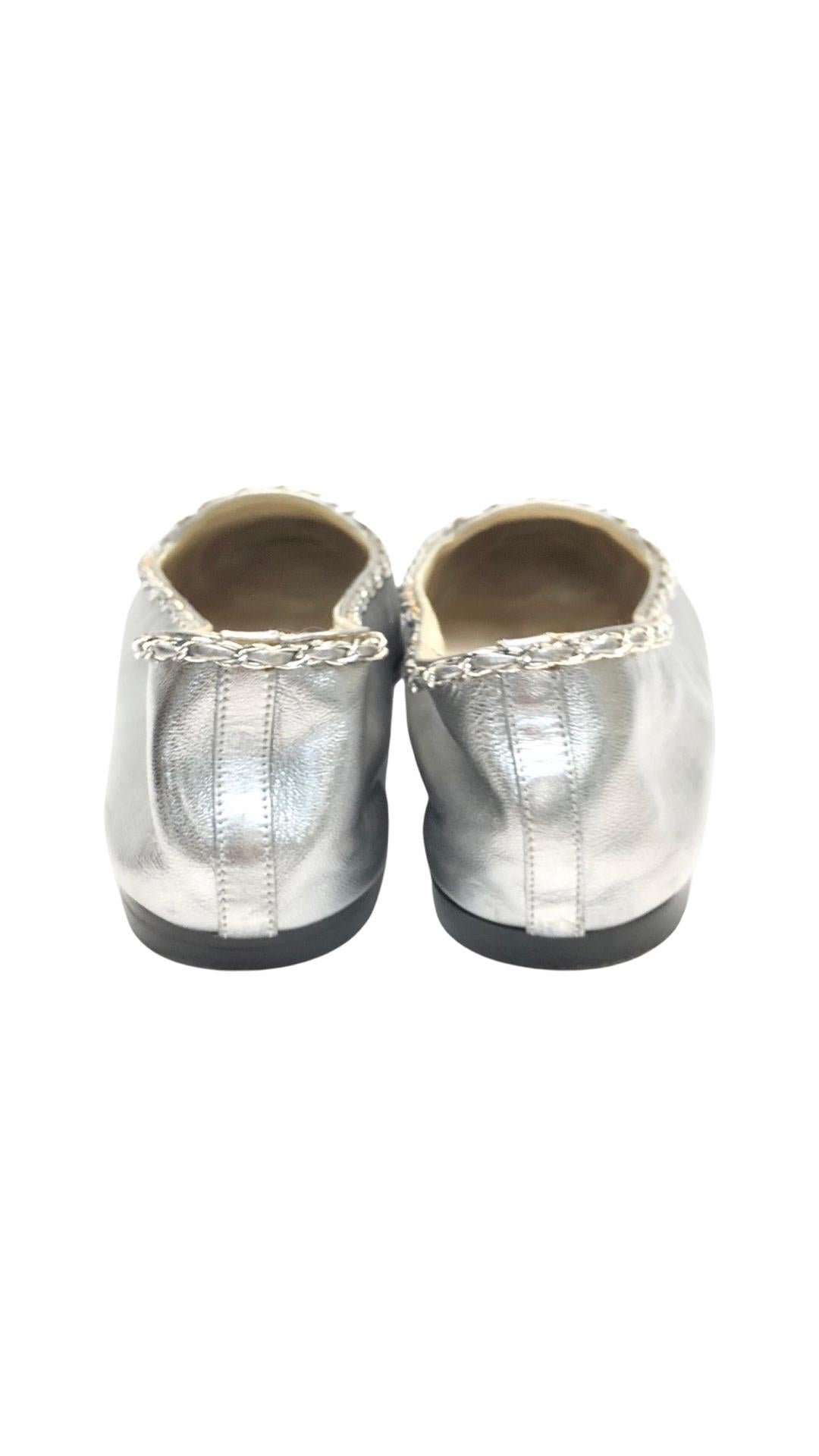 Beige Chanel Chaussures plates en cuir d'agneau argent mtallis avec chane en mtal argent en vente