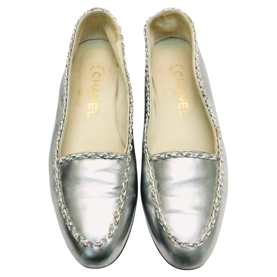 Chanel Chaussures plates en cuir d'agneau argent mtallis avec chane en mtal argent en vente