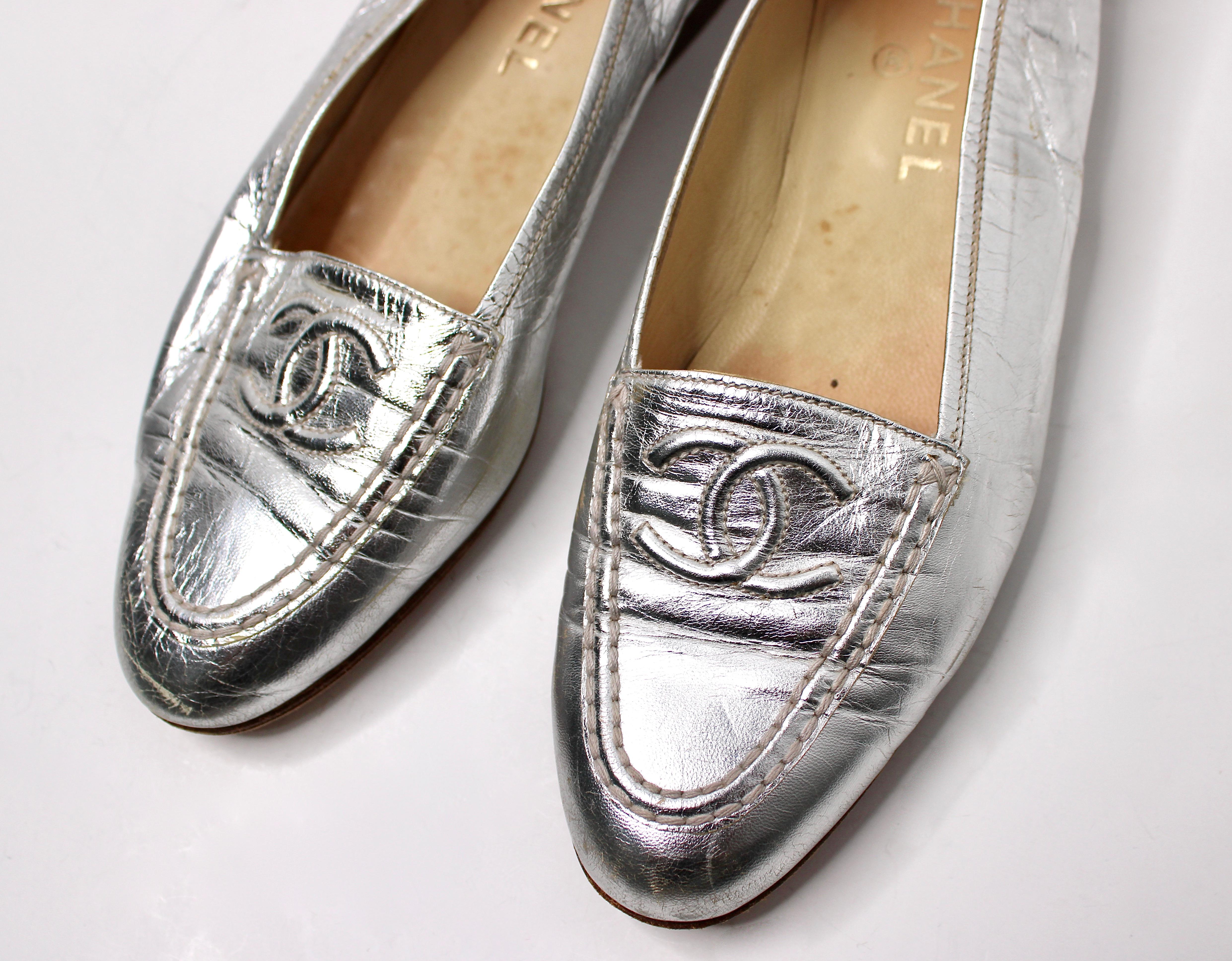 Chanel Mocasines de cuero plateado metalizado con logotipo CC entrelazado circa años 90 Marrón en venta