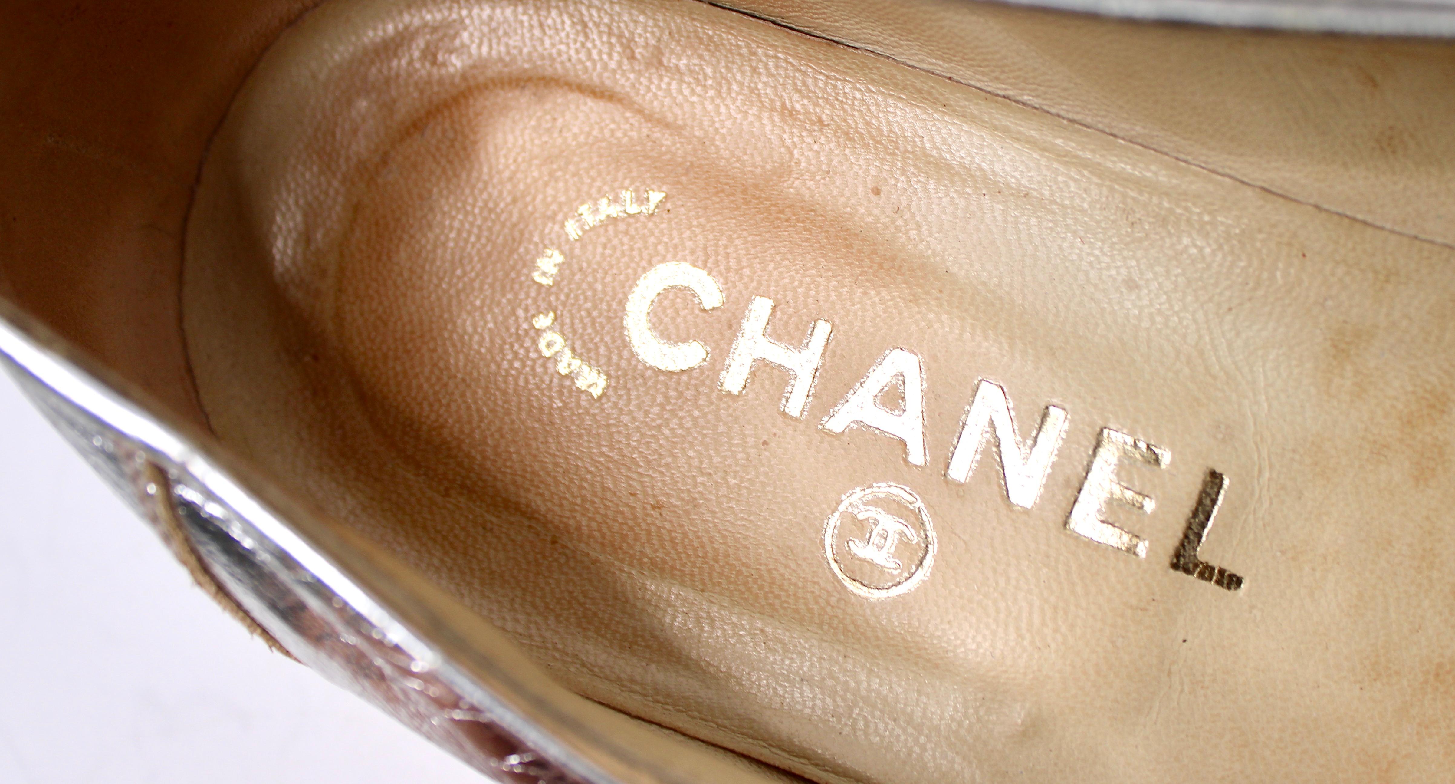Chanel Mocasines de cuero plateado metalizado con logotipo CC entrelazado circa años 90 en Bastante bueno estado para la venta en Scottsdale, AZ