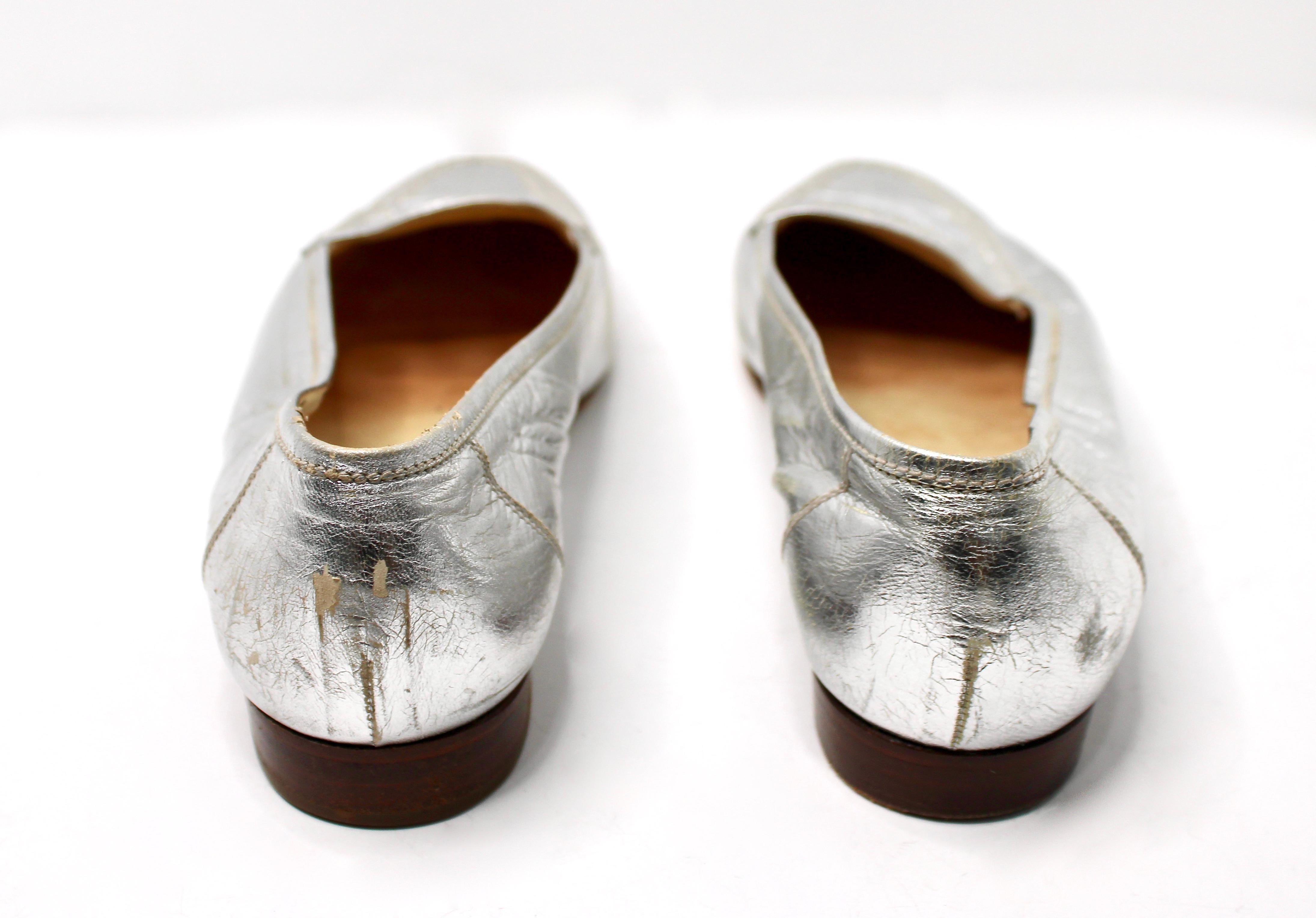 Chanel Mocasines de cuero plateado metalizado con logotipo CC entrelazado circa años 90 en venta 1