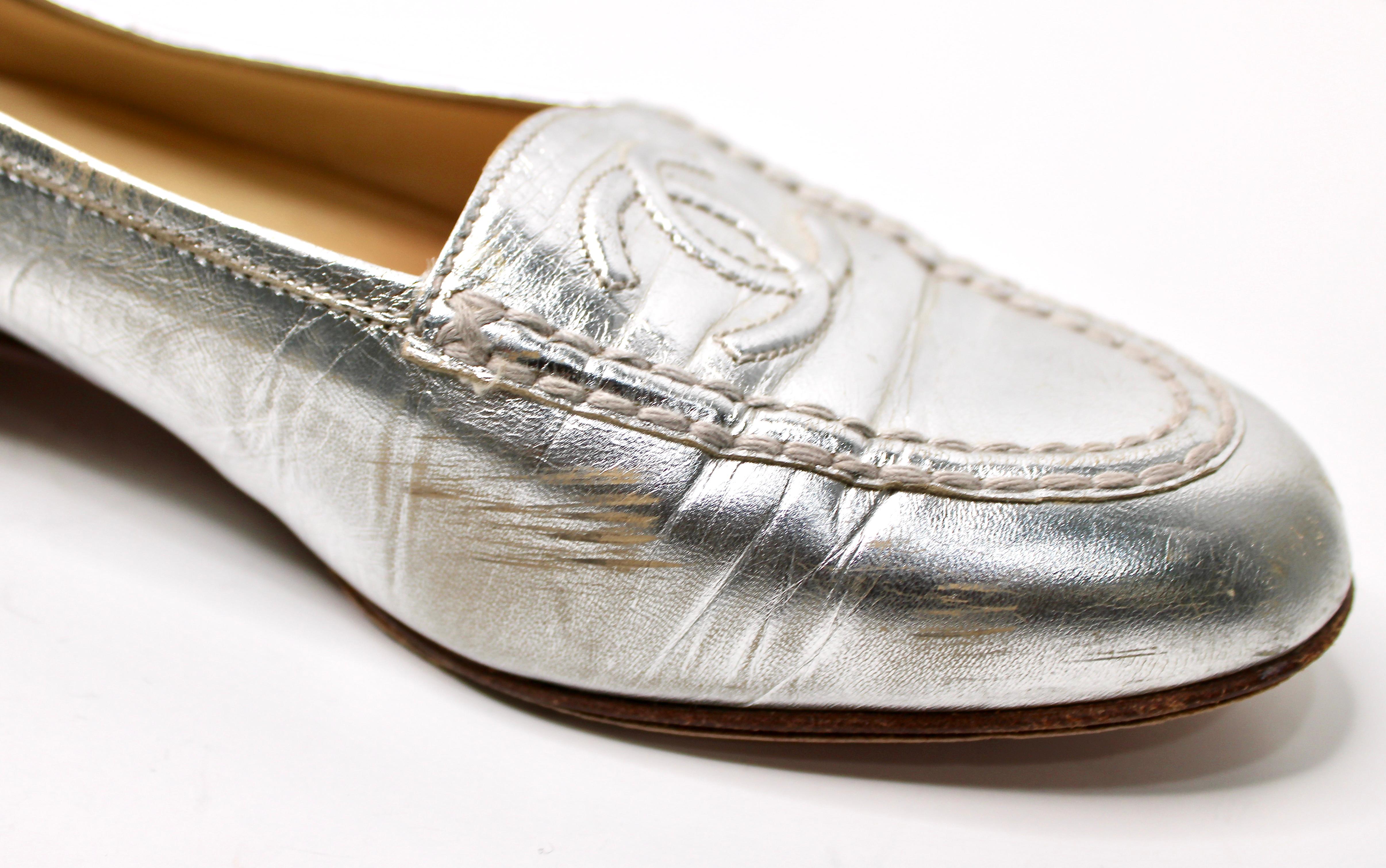 Chanel Mocasines de cuero plateado metalizado con logotipo CC entrelazado circa años 90 en venta 2