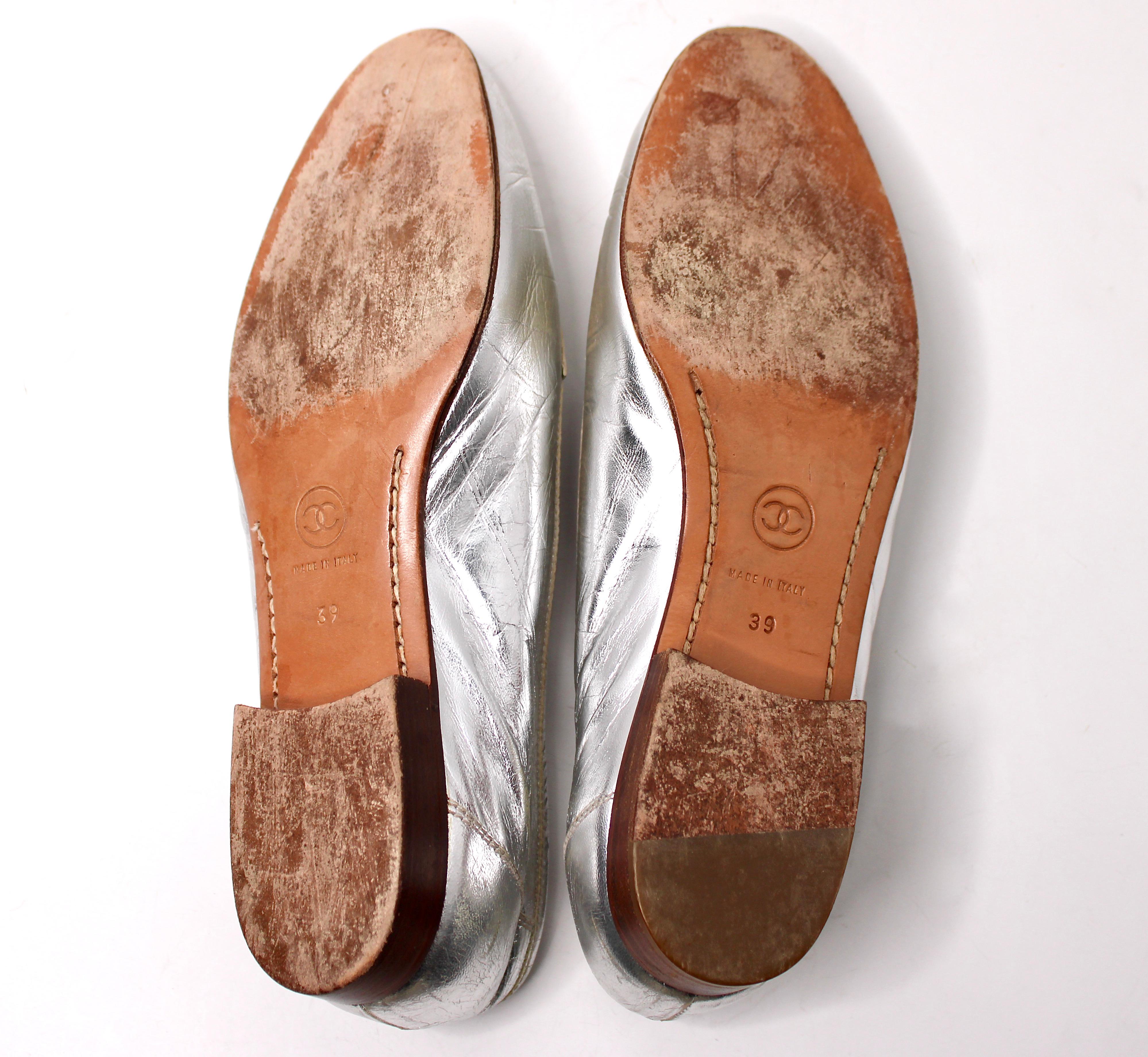 Chanel Mocasines de cuero plateado metalizado con logotipo CC entrelazado circa años 90 en venta 4