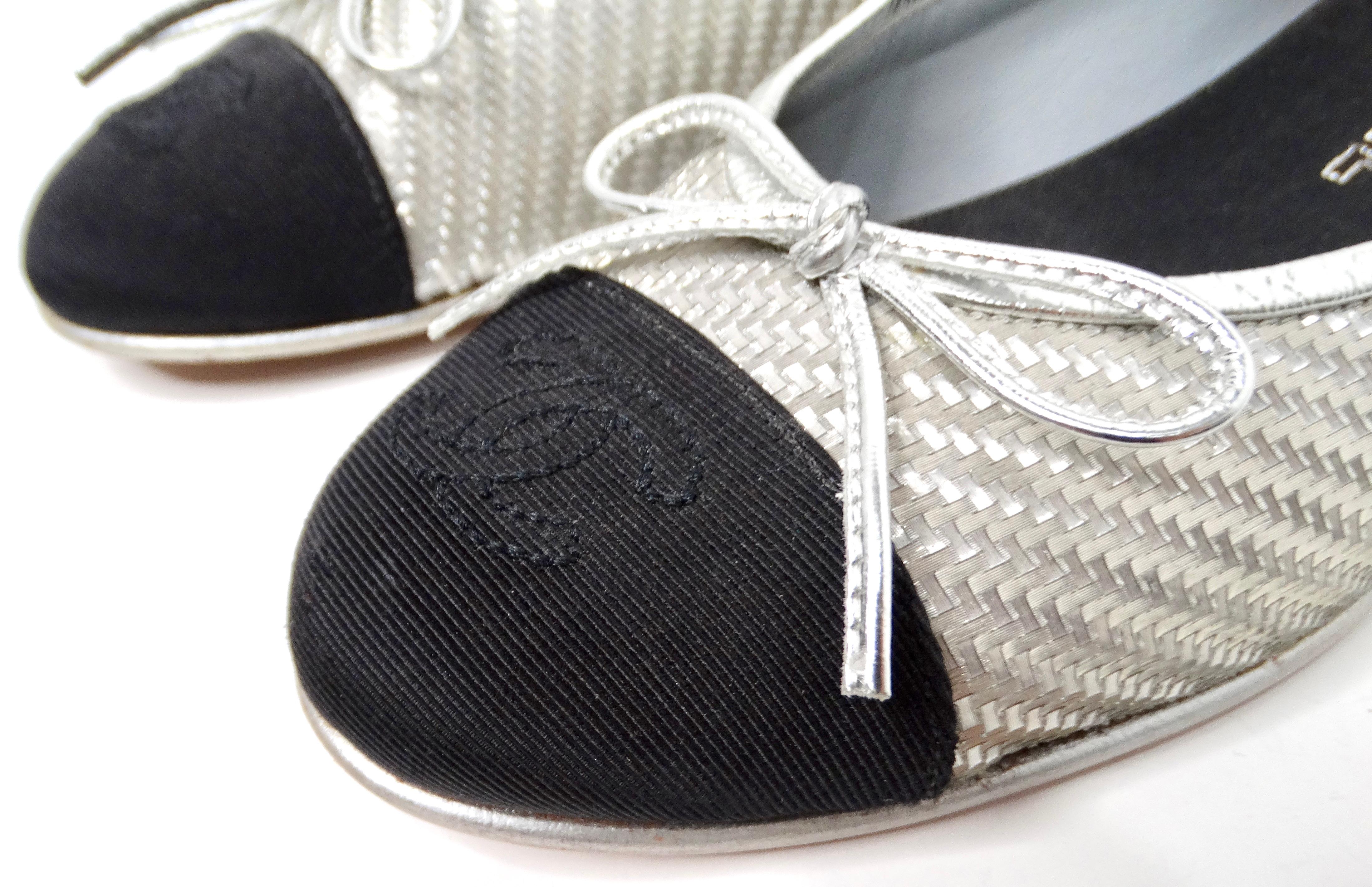 Chanel Silver Metallic PVC Woven Grosgrain Black Cap Toe Ballet Flats In Good Condition For Sale In Scottsdale, AZ