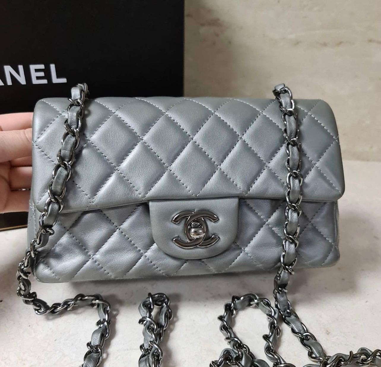 Chanel Silver Metallic Quilted Lambskin Rectangular Mini Flap Bag In Good Condition In Krakow, PL