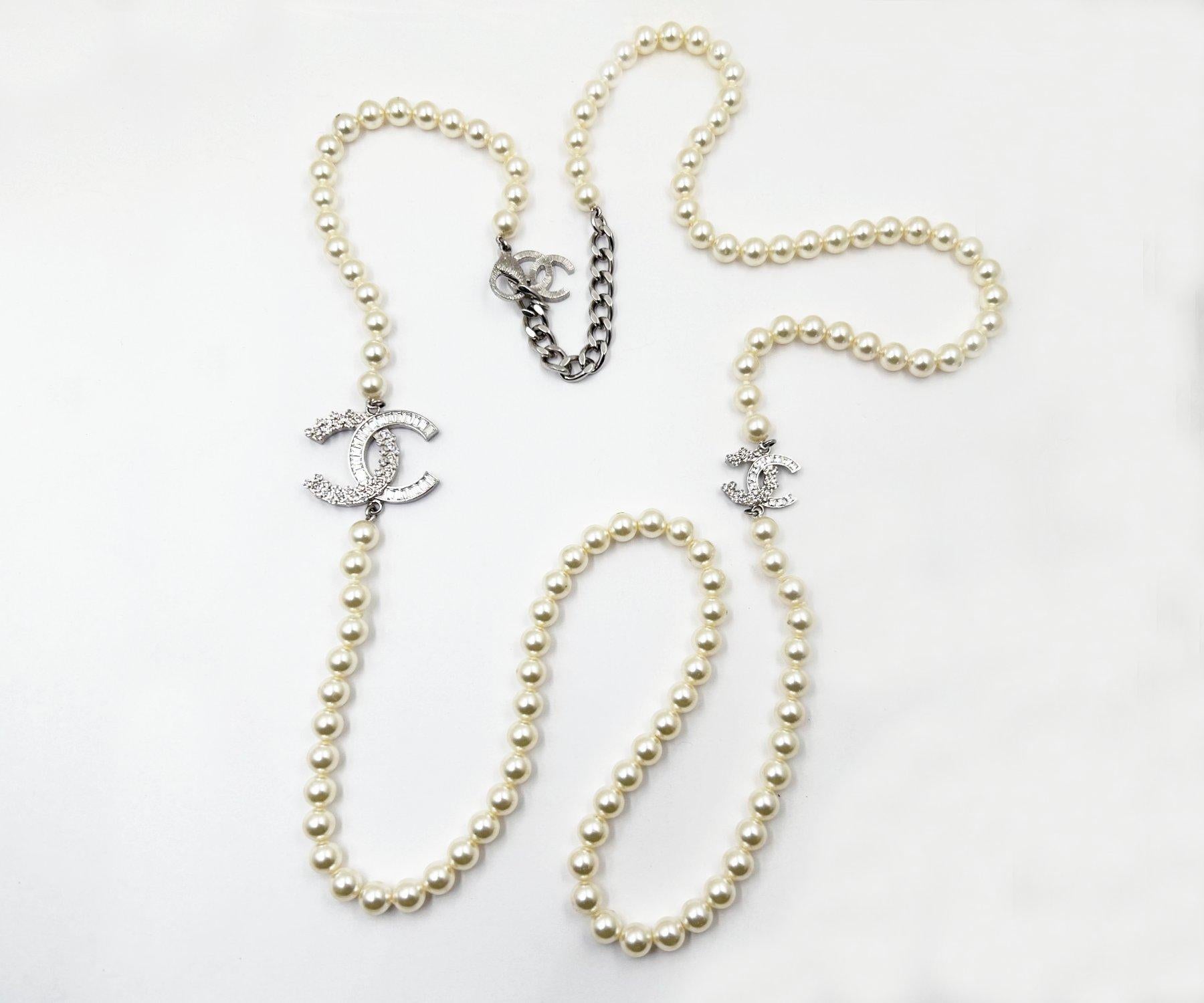  Chanel Collana Mini Flower Crystal CC Pearl in argento

* Segnato 18
* Made in Italy
*Viene fornito con la scatola e l'astuccio originali

-Misura circa 46